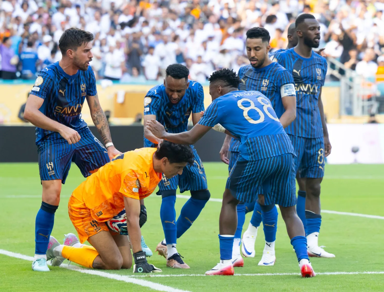 حظى بونو بتحية كبيرة من زملائه بعد التصدي لركلة الجزاء (د.ب.أ)  