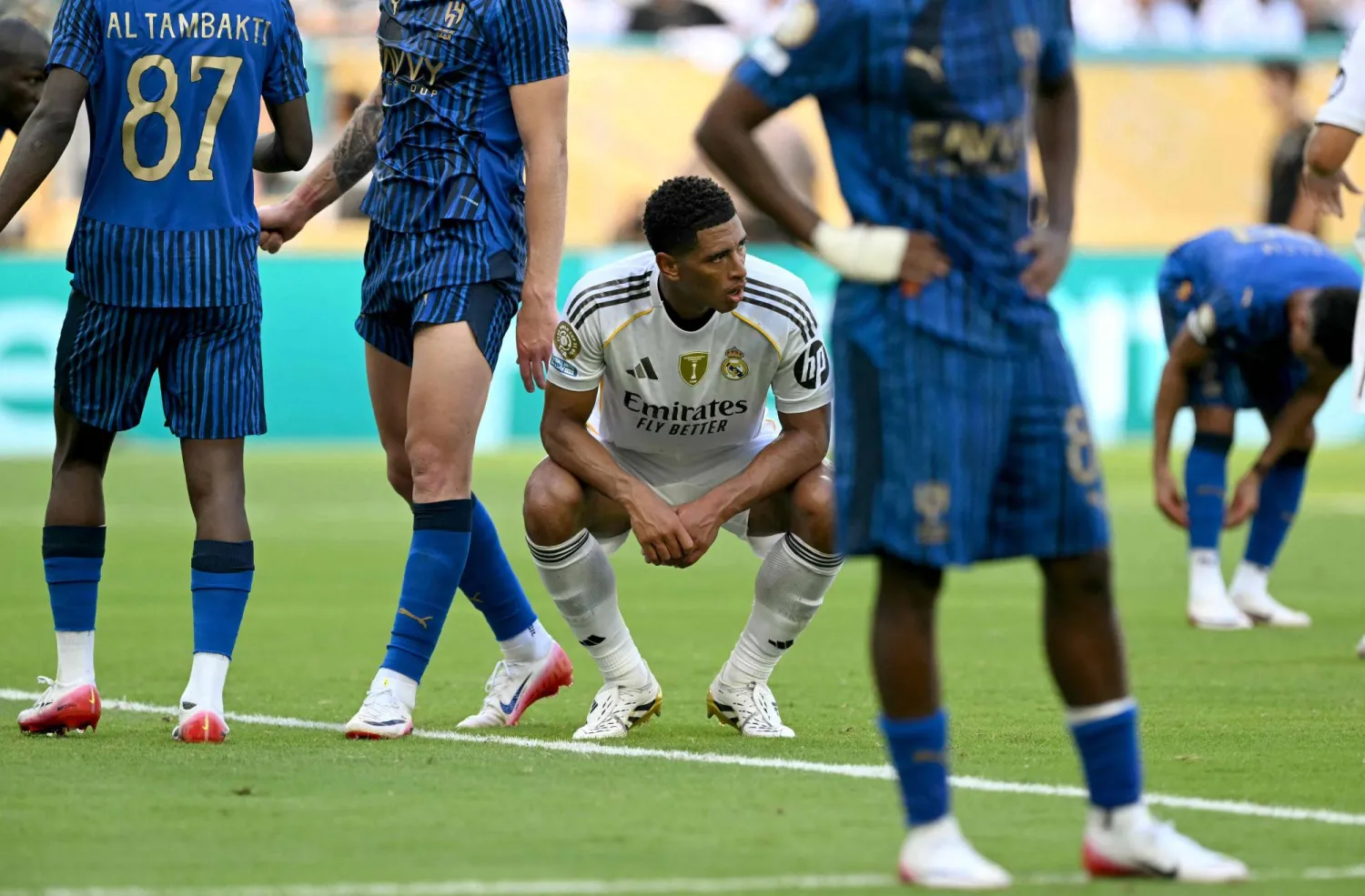 بيلينغهام لاعب الريال متحسرا عقب التعادل مع الهلال (أ.ف.ب)