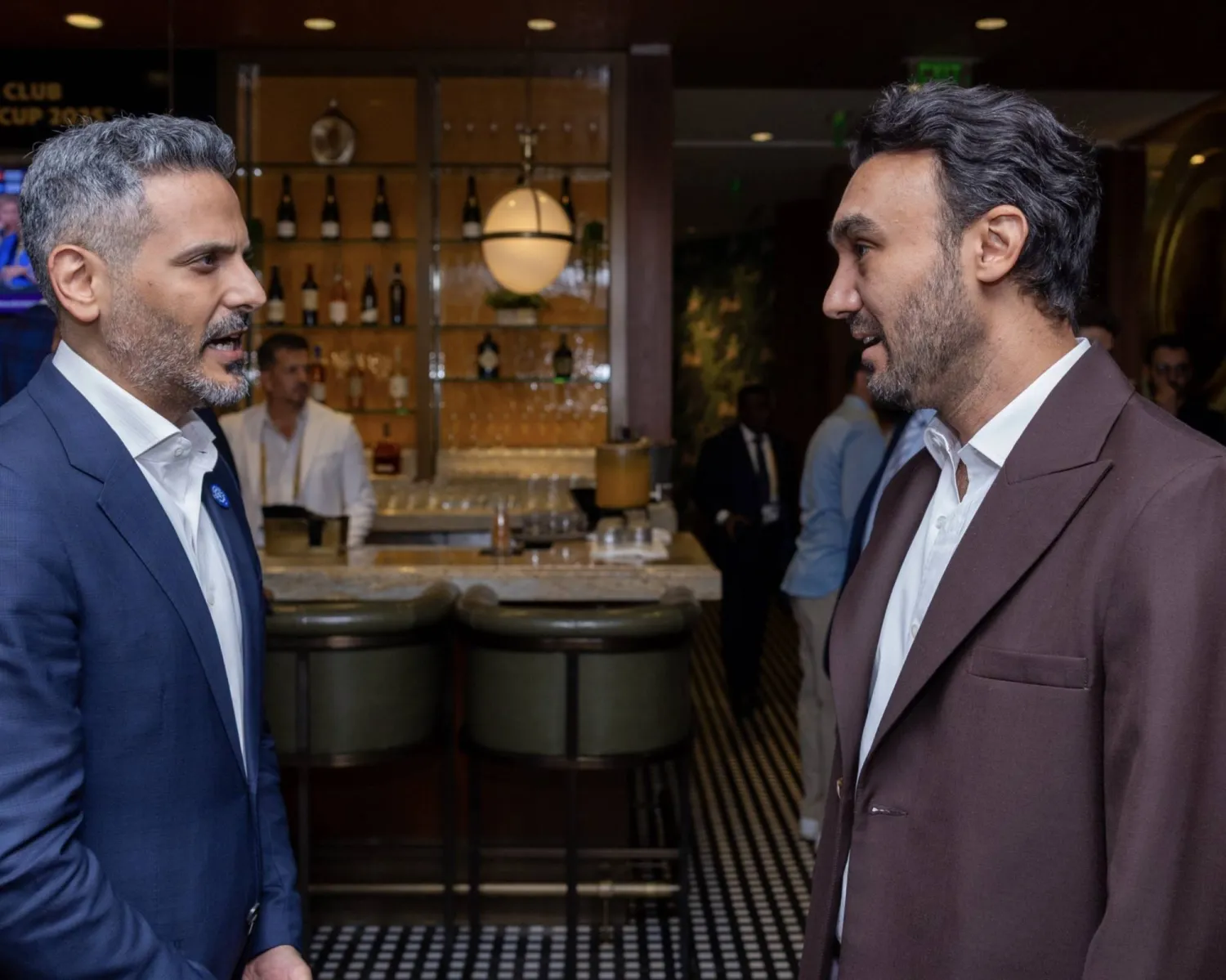 الفيصل يلتقي عبدالمجيد الحقباني نائب رئيس النادي على هامش المباراة ( نادي الهلال) 