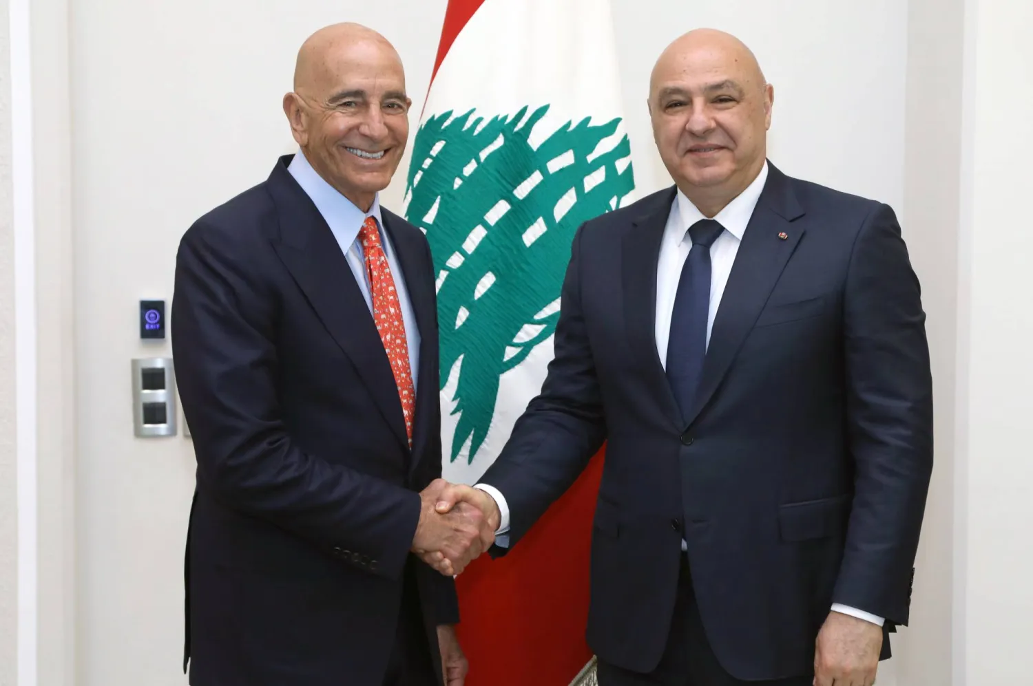 عون مستقبلاً برّاك بالقصر الجمهوري في بعبدا اليوم (إ.ب.أ)