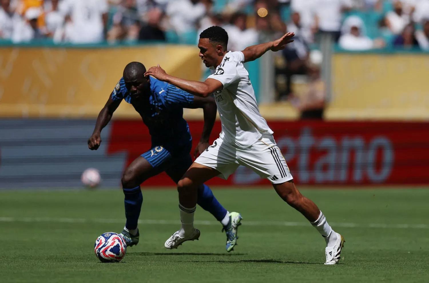 ترينت ألكسندر-أرنولد لعب مباراته الأولى مع الريال أمام الهلال (أ.ف.ب)