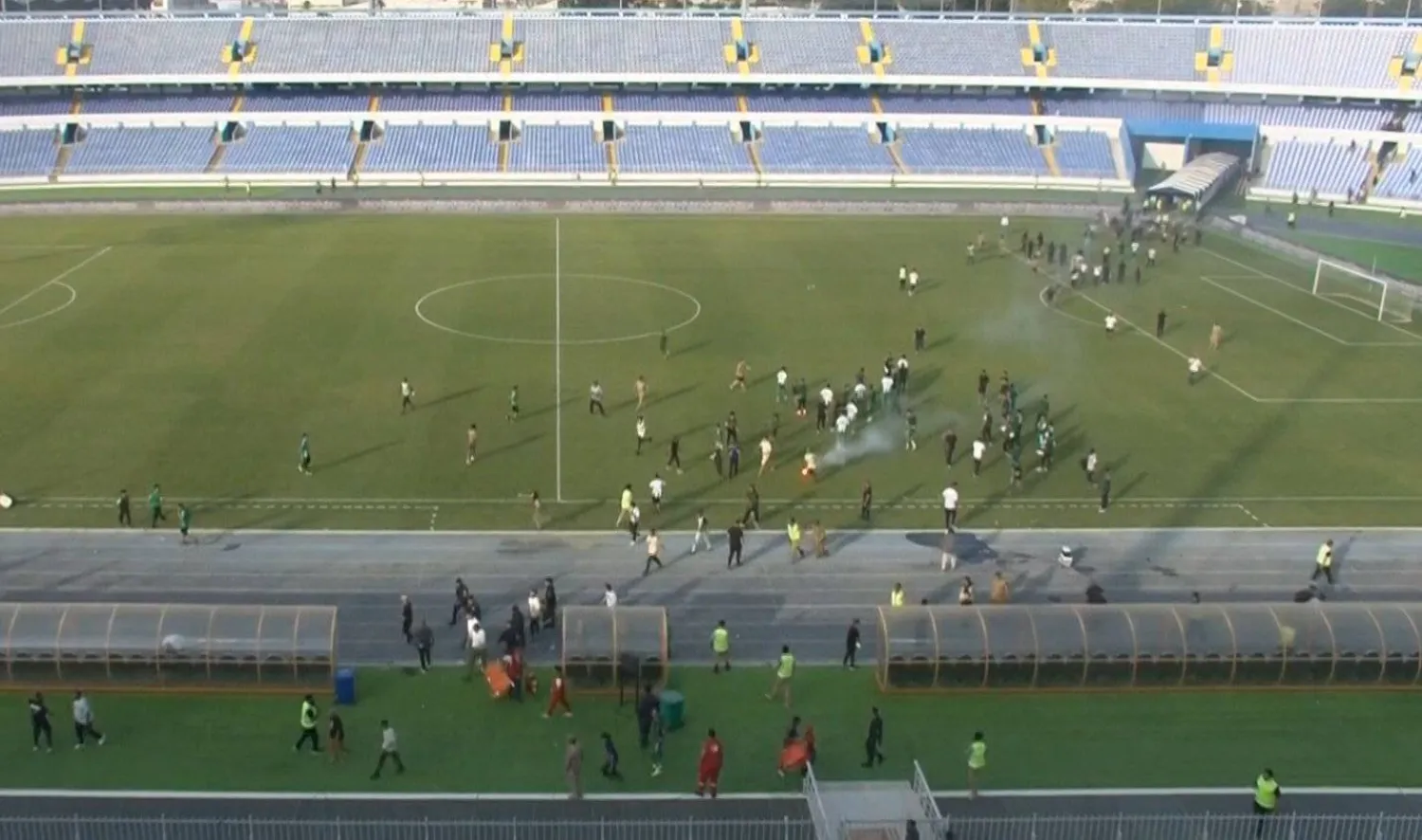 توقفت مباراة الديربي في الدوري الليبي بعد أن اقتحم المشجعون أرضية الملعب (نادي أهلي طرابلس)
