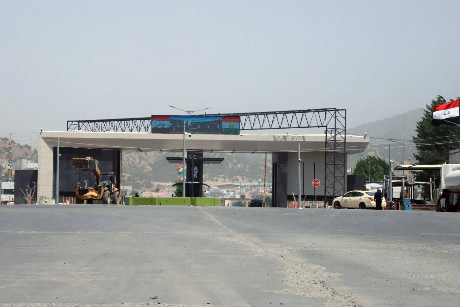معبر باشماخ الحدودي مع إيران في قضاء بنجوين شمال السليمانية بإقليم كردستان العراق (أ.ف.ب)