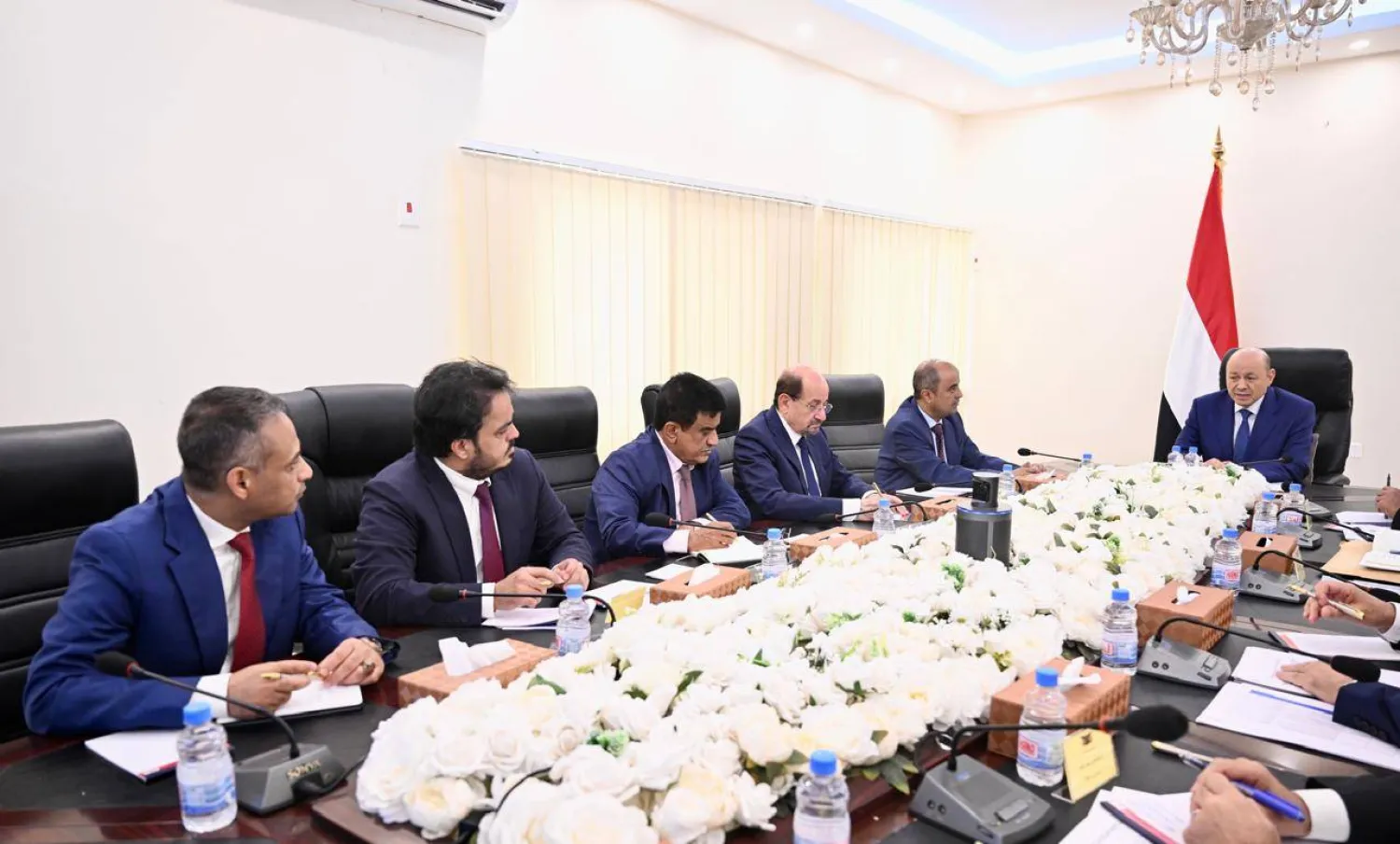 اجتماع لجنة الأزمات اليمنية في عدن برئاسة العليمي (سبأ)