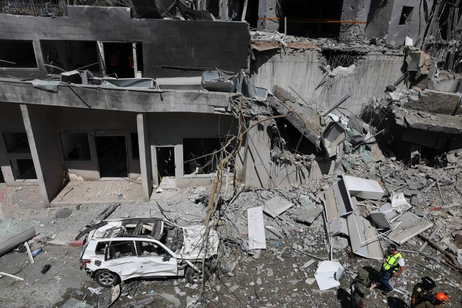 جانب من الدمار جراء القصف الإيراني على تل أبيب اليوم (إ.ب.أ)