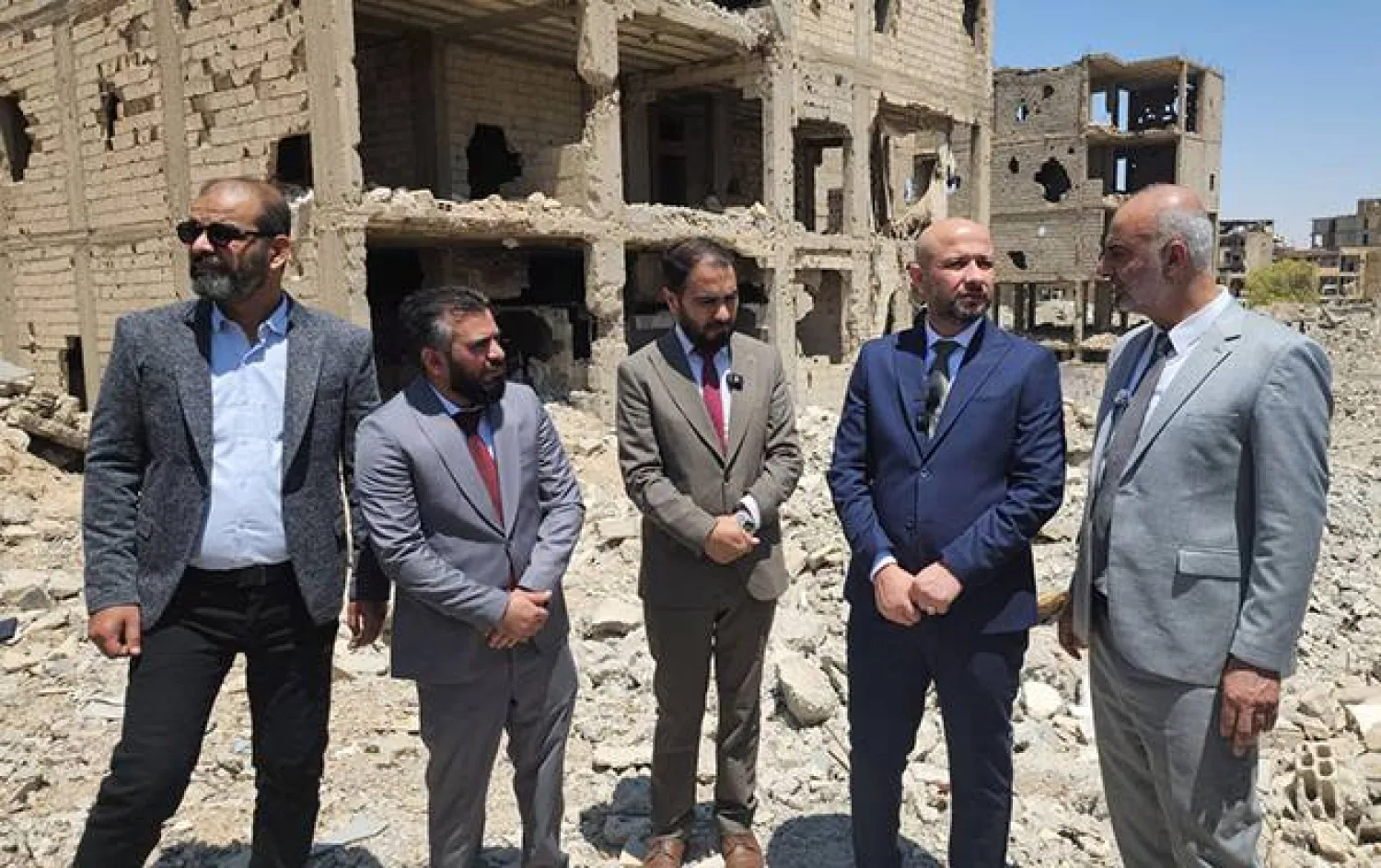 وزير الطوارئ والكوارث رائد الصالح مع محافظ دير الزور في جولة داخل المدينة المنكوبة (سانا)