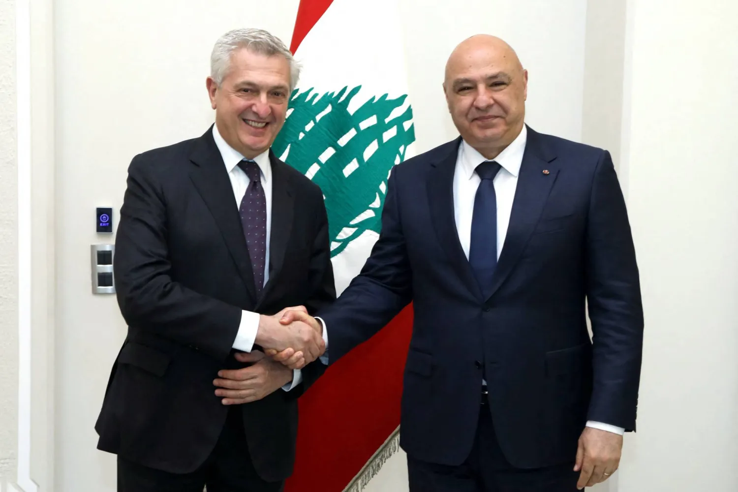 عون مستقبلاً غراندي في القصر الجمهوري في بعبدا اليوم (أ.ف.ب)
