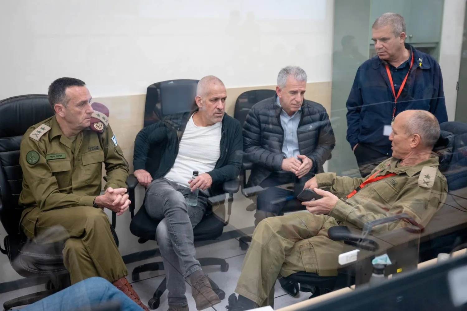 هرتسي هاليفي رئيس الأركان الإسرائيلي خلال جلسة تقييم بمشاركة مديرَي «الشاباك» و«الموساد» رونين بار وديدي بارنياع (الجيش الإسرائيلي)