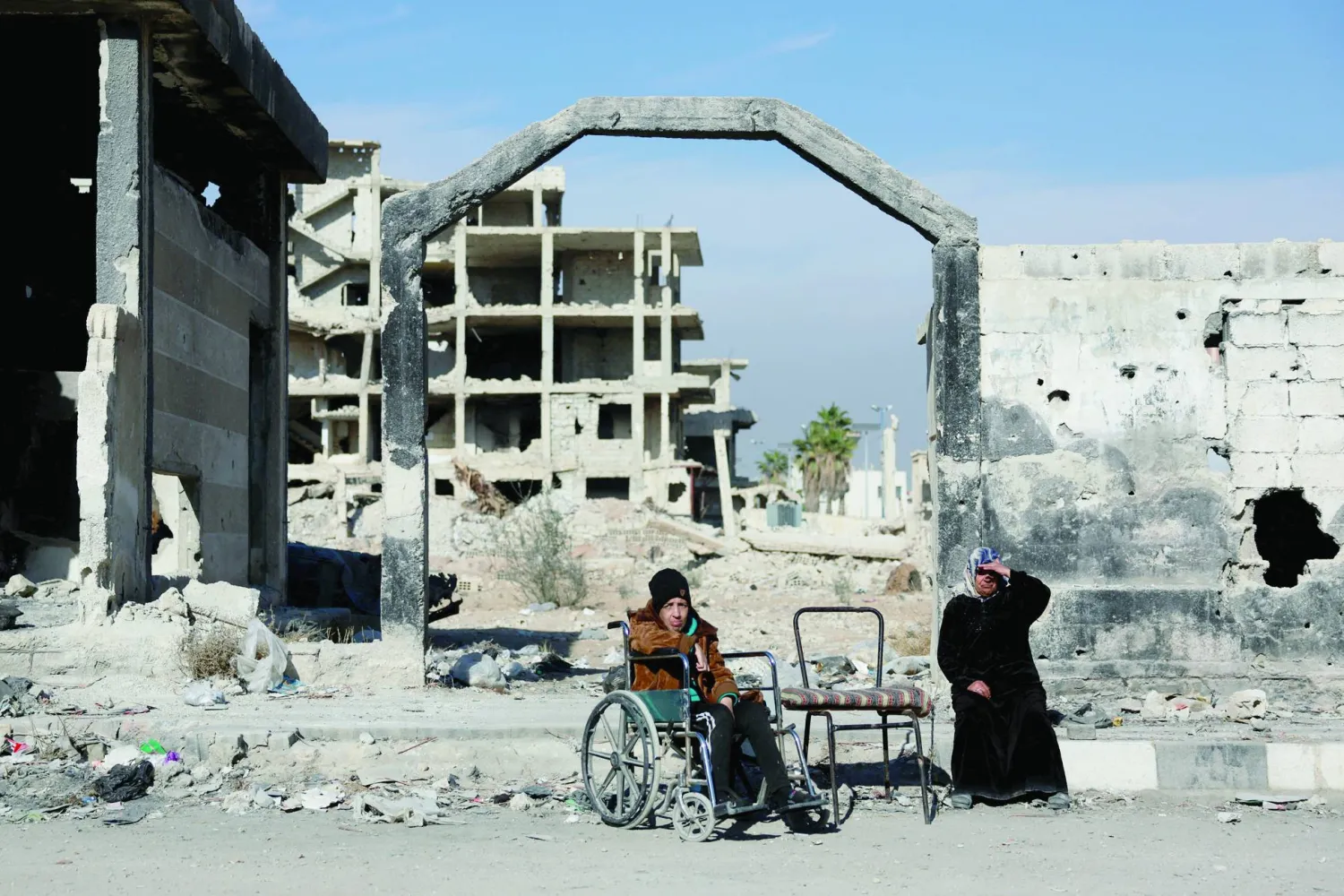 شخص على كرسي متحرك في مخيم اليرموك للاجئين الفلسطينيين جنوب دمشق ديسمبر الماضي (رويترز)