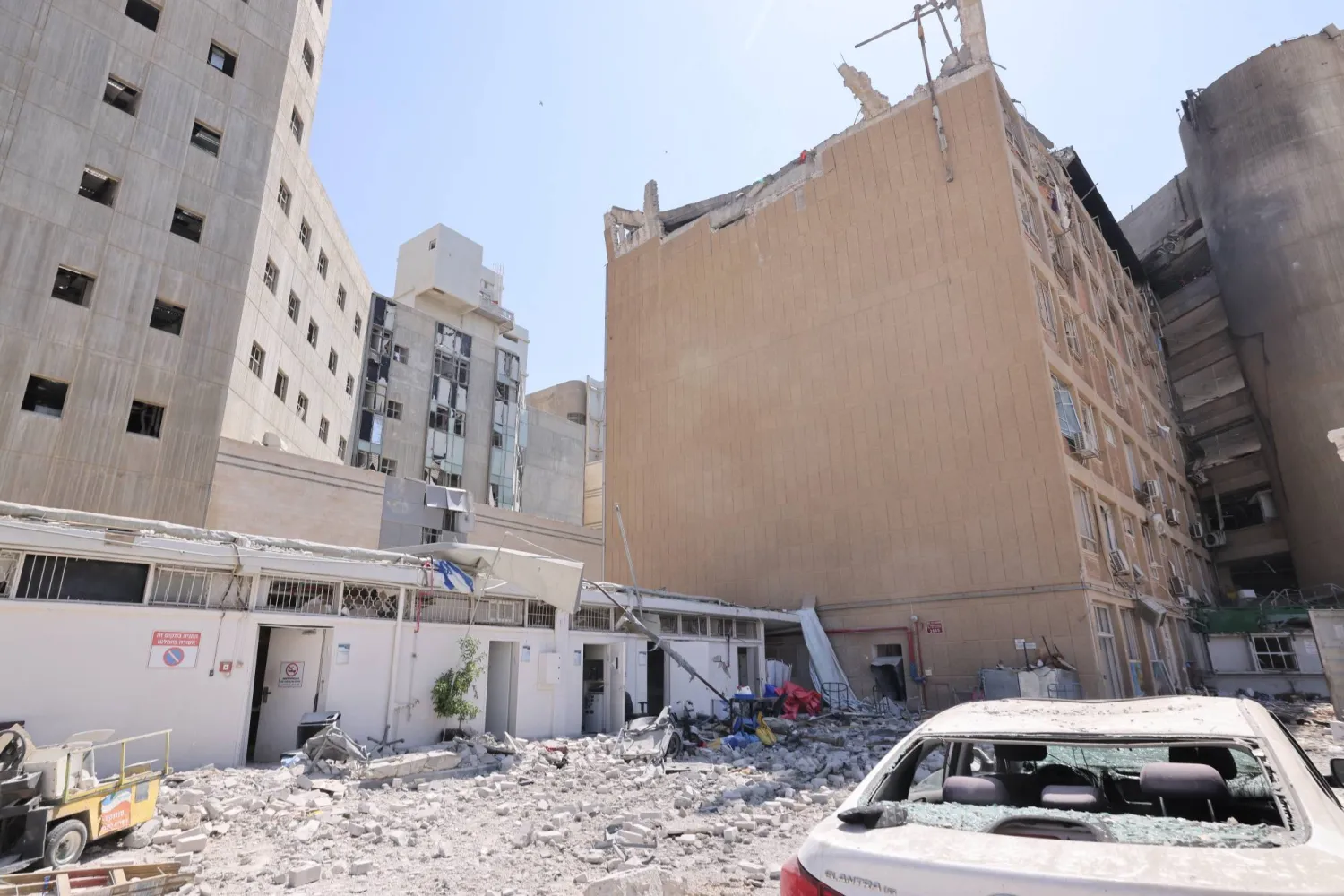 مستشفى سوروكا بعد تضرره بسبب القصف الصاروخي (رويترز)