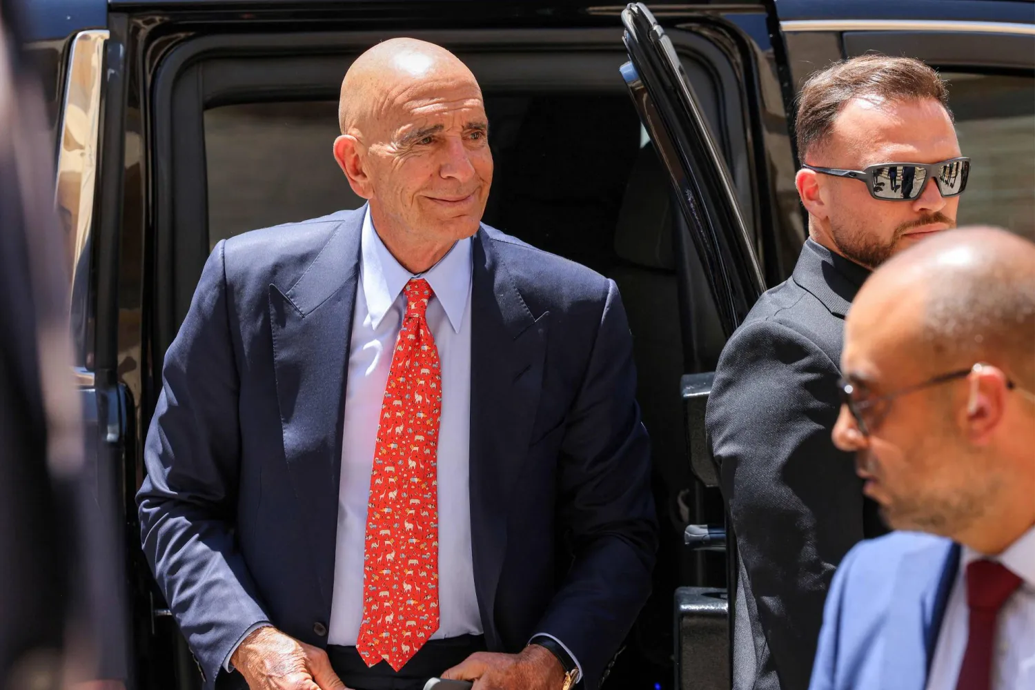 المبعوث الأميركي الخاص إلى سوريا وسفير واشنطن في أنقرة توماس براك خلال زيارته إلى بيروت (أ.ف.ب)