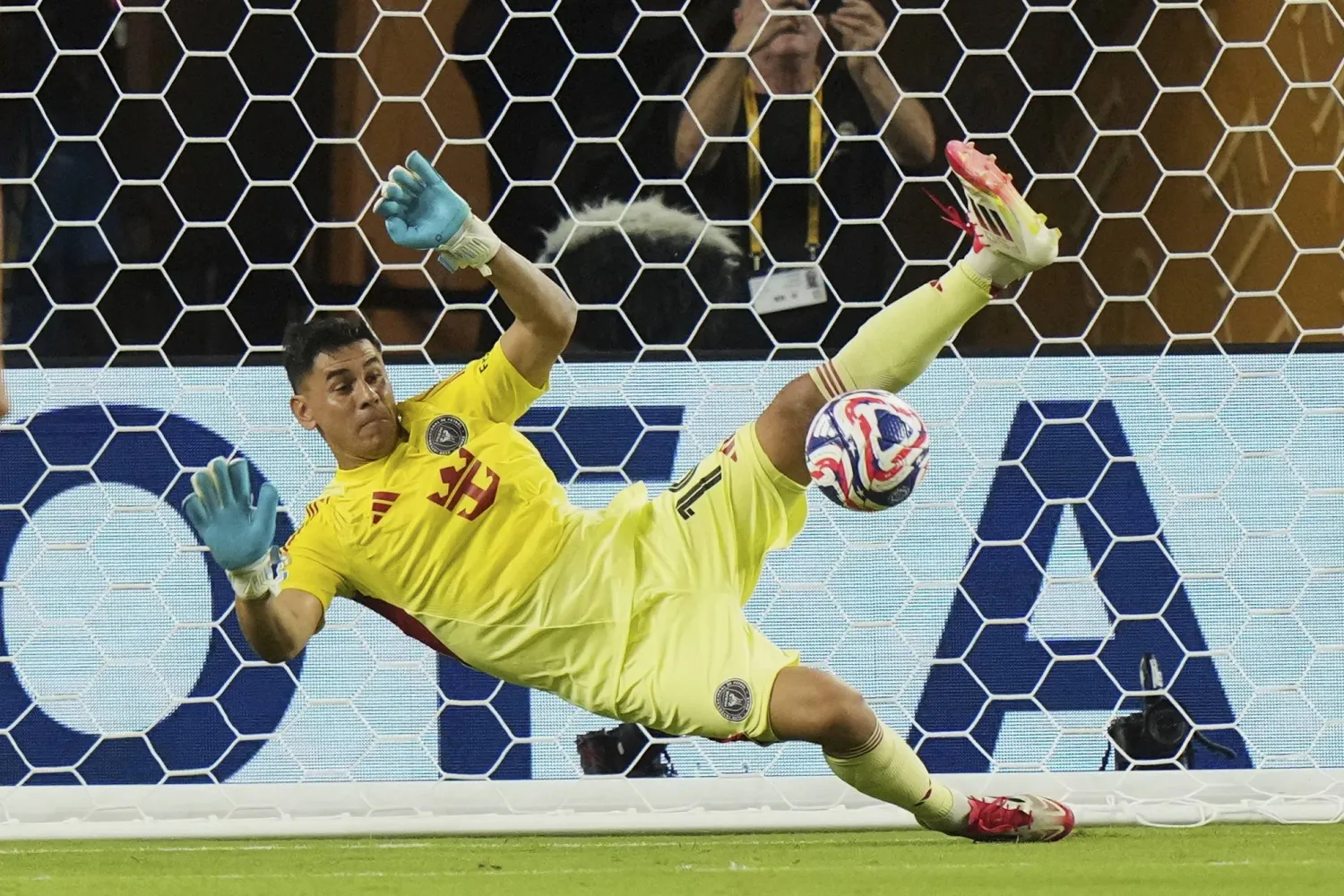 أوسكار أوستاري (أ.ب)