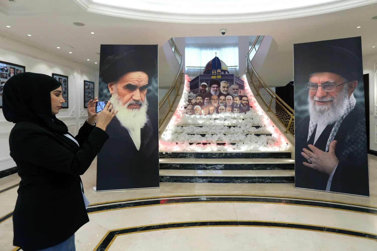 صورتان لخامنئي والخميني تتقدمان صور قادة لبنانيين وفلسطينيين وإيرانيين قتلوا في المعارك مع إسرائيل... بمبنى السفارة الإيرانية ببيروت (إ.ب.أ)