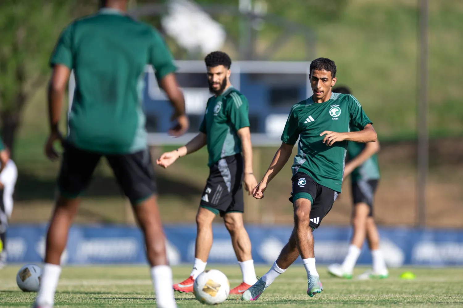 يبحث الأخضر عن مواصلة نتائجه الإيجابية لضمان التأهل (المنتخب السعودي) 
