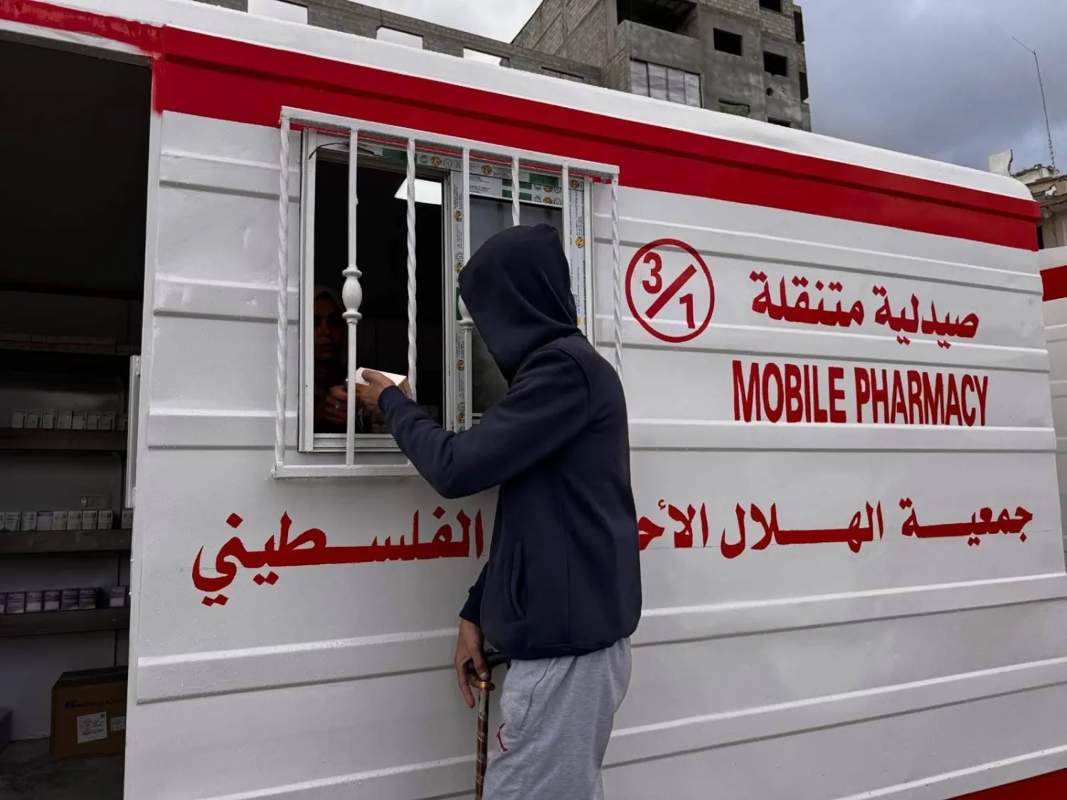 صيدلية متنقلة تابعة لجمعية «الهلال الأحمر الفلسطيني» في قطاع غزة (الهلال الأحمر عبر منصة «إكس»)