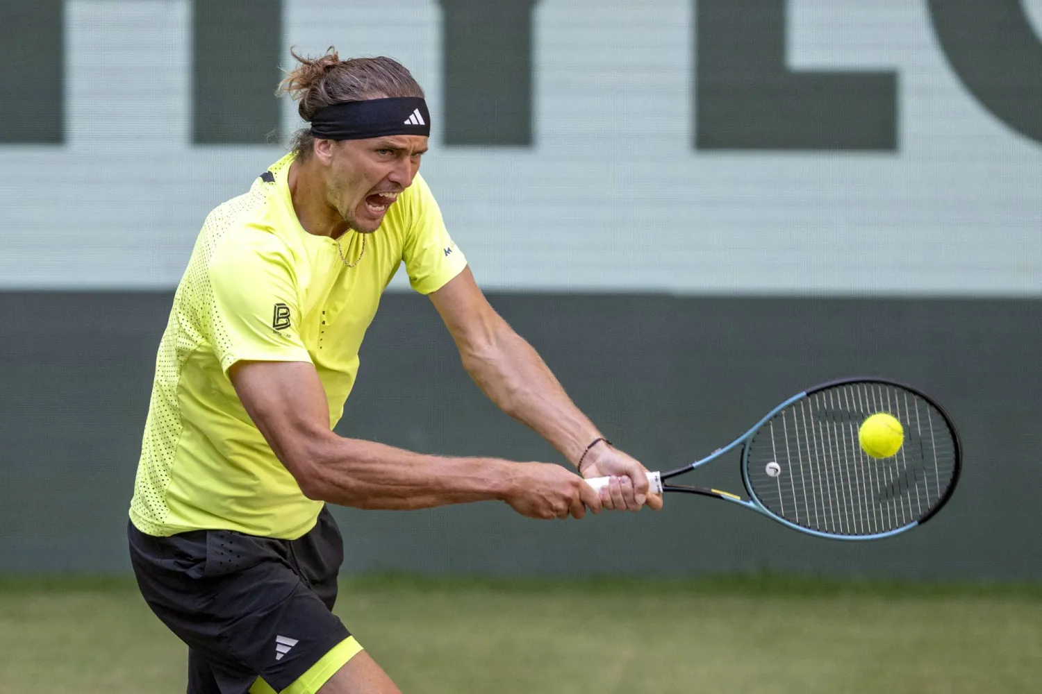 زفيريف خلال مواجهته مع الإيطالي لورنتسو سونيغو (أ.ب)