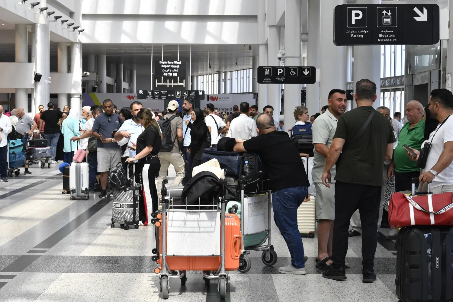 ركاب ينتظرون بعد تأخير أو إلغاء رحلاتهم في مطار رفيق الحريري الدولي في بيروت بلبنان 13 يونيو 2025... بعد تأثر حركة الملاحة الجوية جراء الصراع بين إسرائيل وإيران (إ.ب.أ) 
