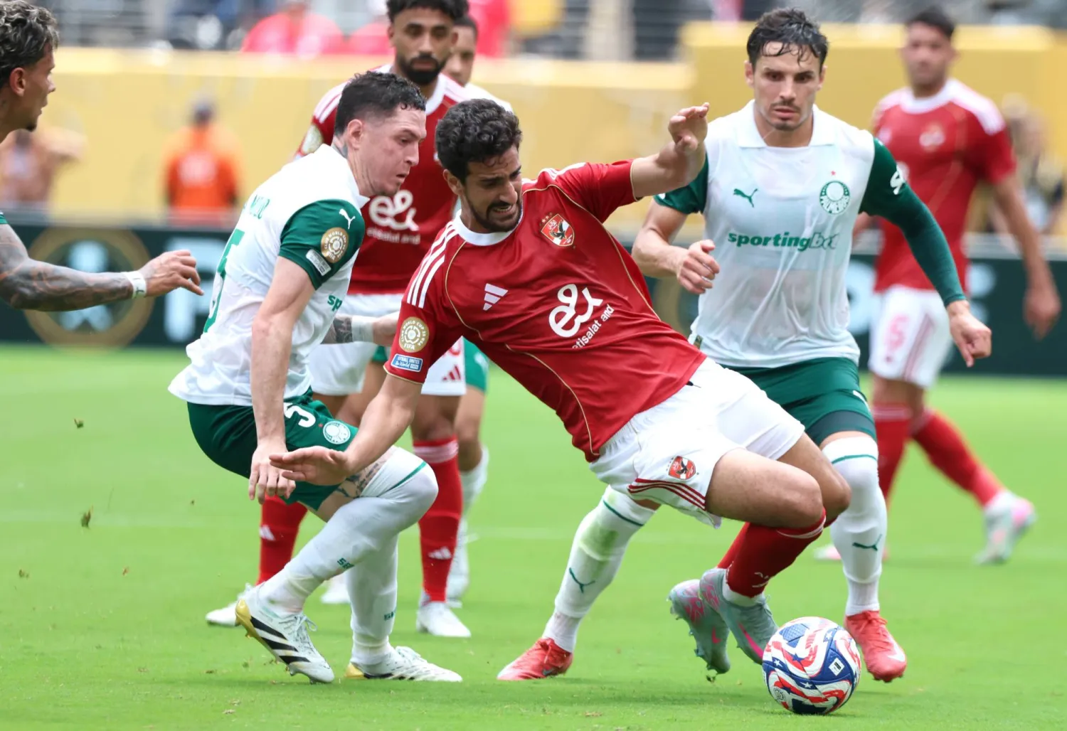 بن رمضان يتعثر خلال إحدى الهجمات الأهلاوية (إ.ب.أ)
