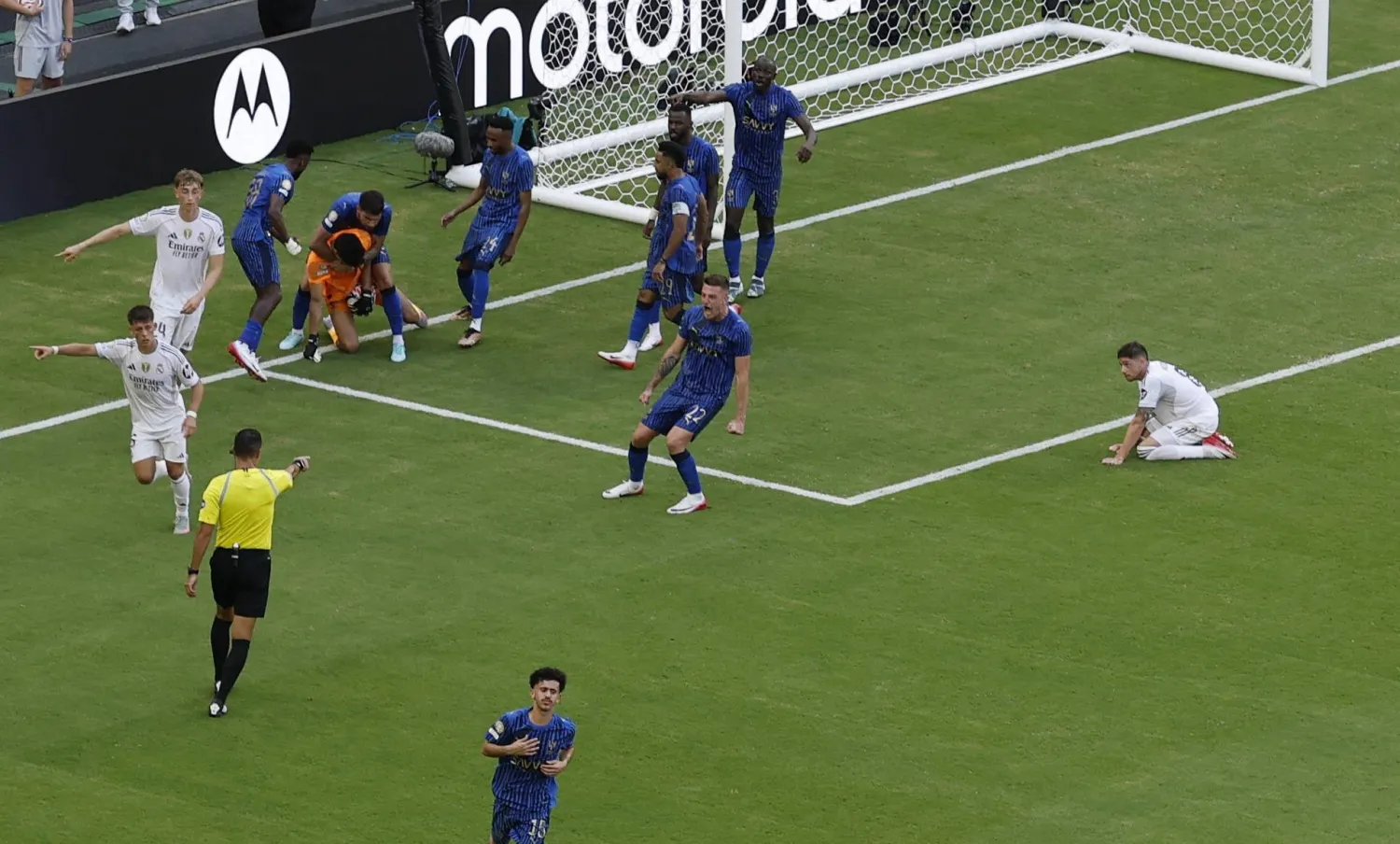 بونو يتلقى تهنئة زملاءه بعد التصدي لجزائية فالفيردي (رويترز)