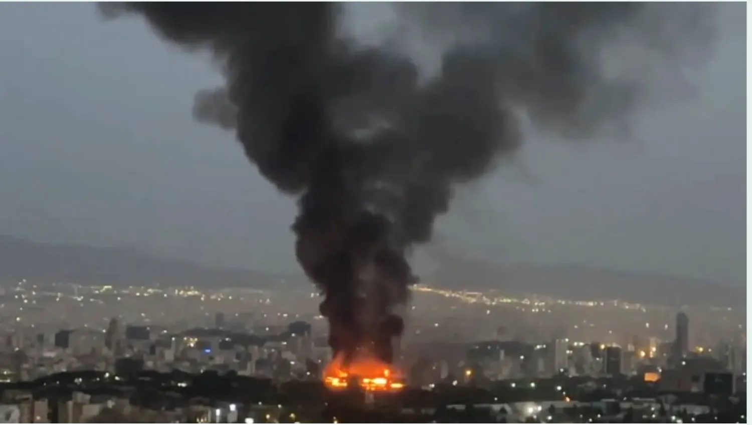 سحب الدخان تتصاعد من موقع قصفه الطيران الإسرائيلي في طهران (رويترز)
