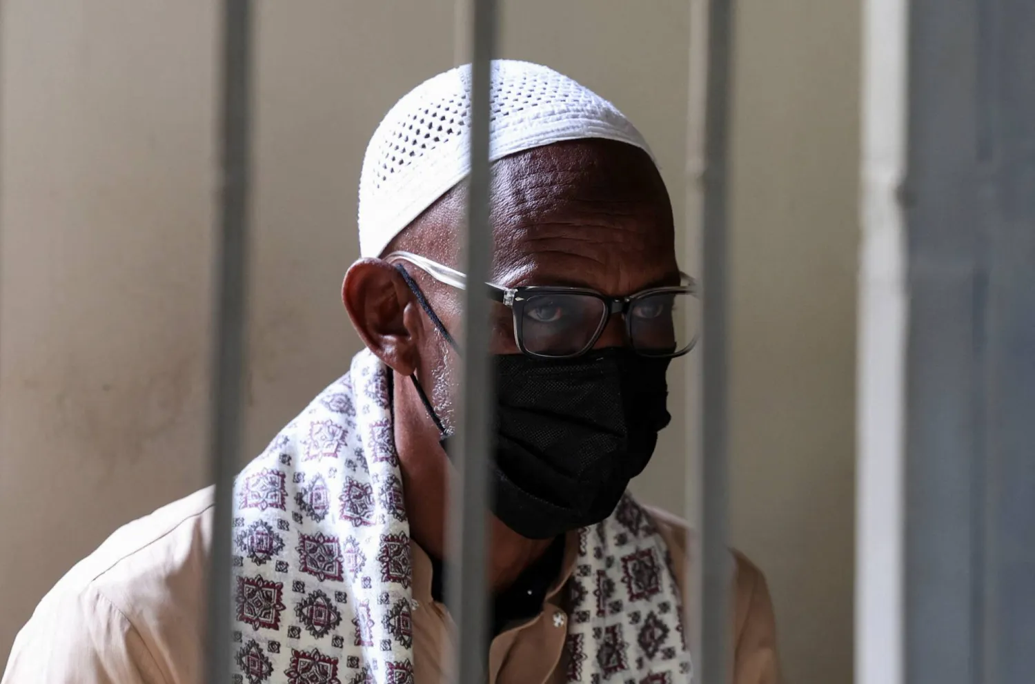 محمد عبدي علي يحضر جلسة المحكمة حيث حُكم عليه بالسجن لمدة 30 عاماً بعد إدانته بمساعدة هجوم شنه مسلحون مرتبطون بتنظيم «القاعدة» عام 2019 على فندق «دوسيت» أسفر عن مقتل 21 شخصاً في محكمة كاهاوا - نيروبي 19 يونيو 2025 (رويترز)