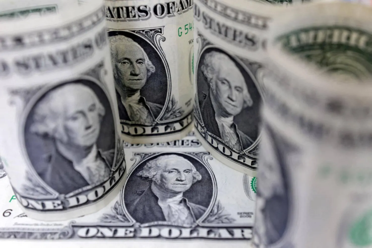 أوراق نقدية من فئة الدولار الأميركي (رويترز)
