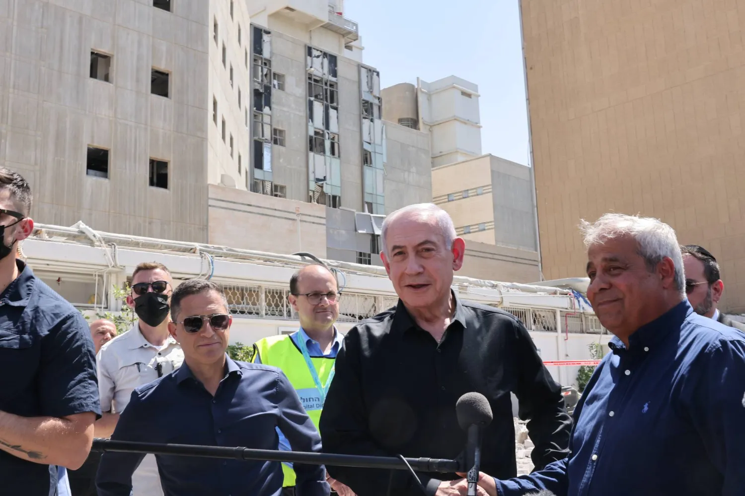 رئيس الوزراء الإسرائيلي بنيامين نتنياهو يتحدث أمام مجمع سوروكا الطبي في بئر السبع الذي تعرض لقصف إيراني يوم الخميس (إ.ب.أ)