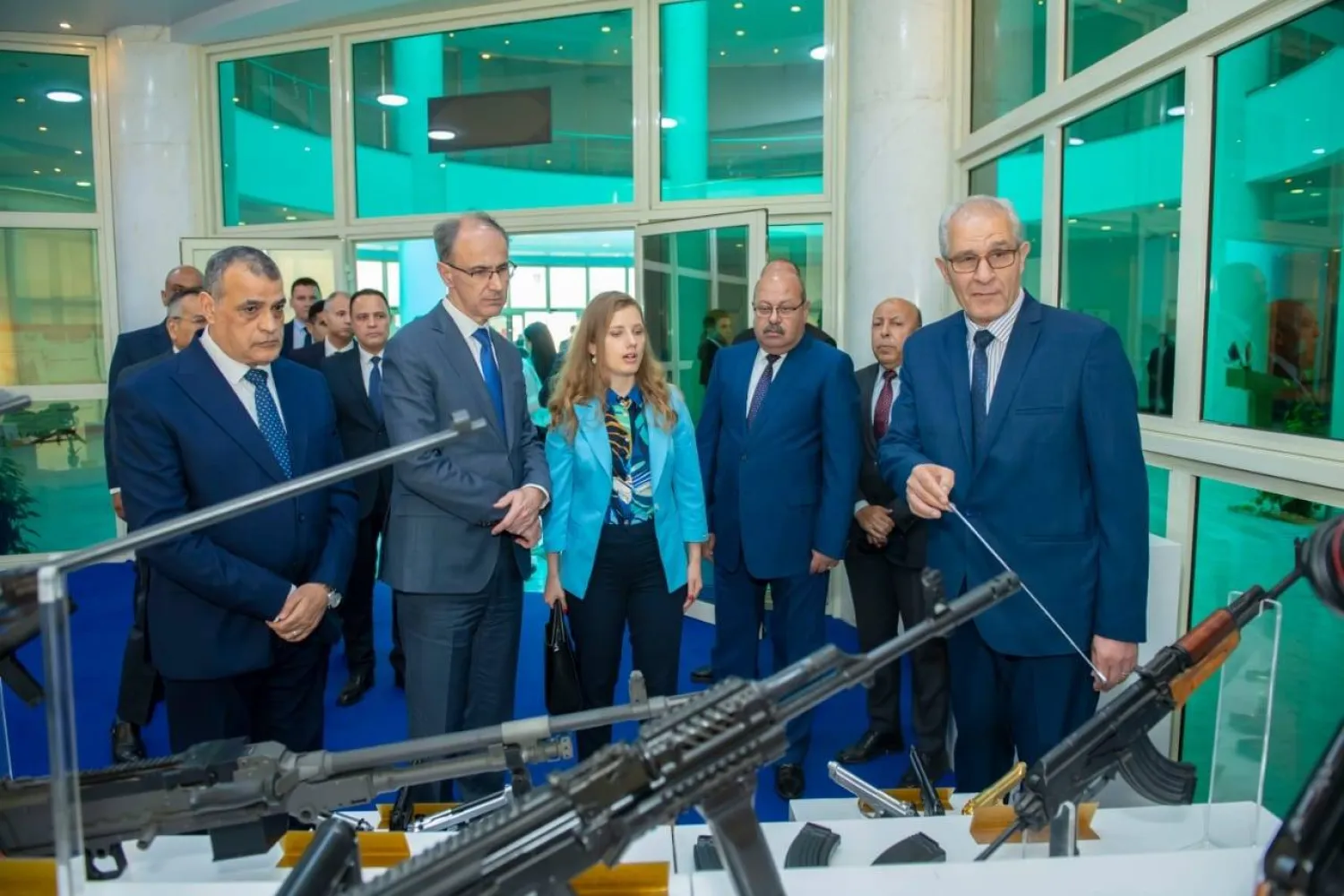 وزير الدولة للإنتاج الحربي المصري ورئيس الوزراء الصربي خلال زيارة معرض للمنتجات العسكرية (مجلس الوزراء المصري)