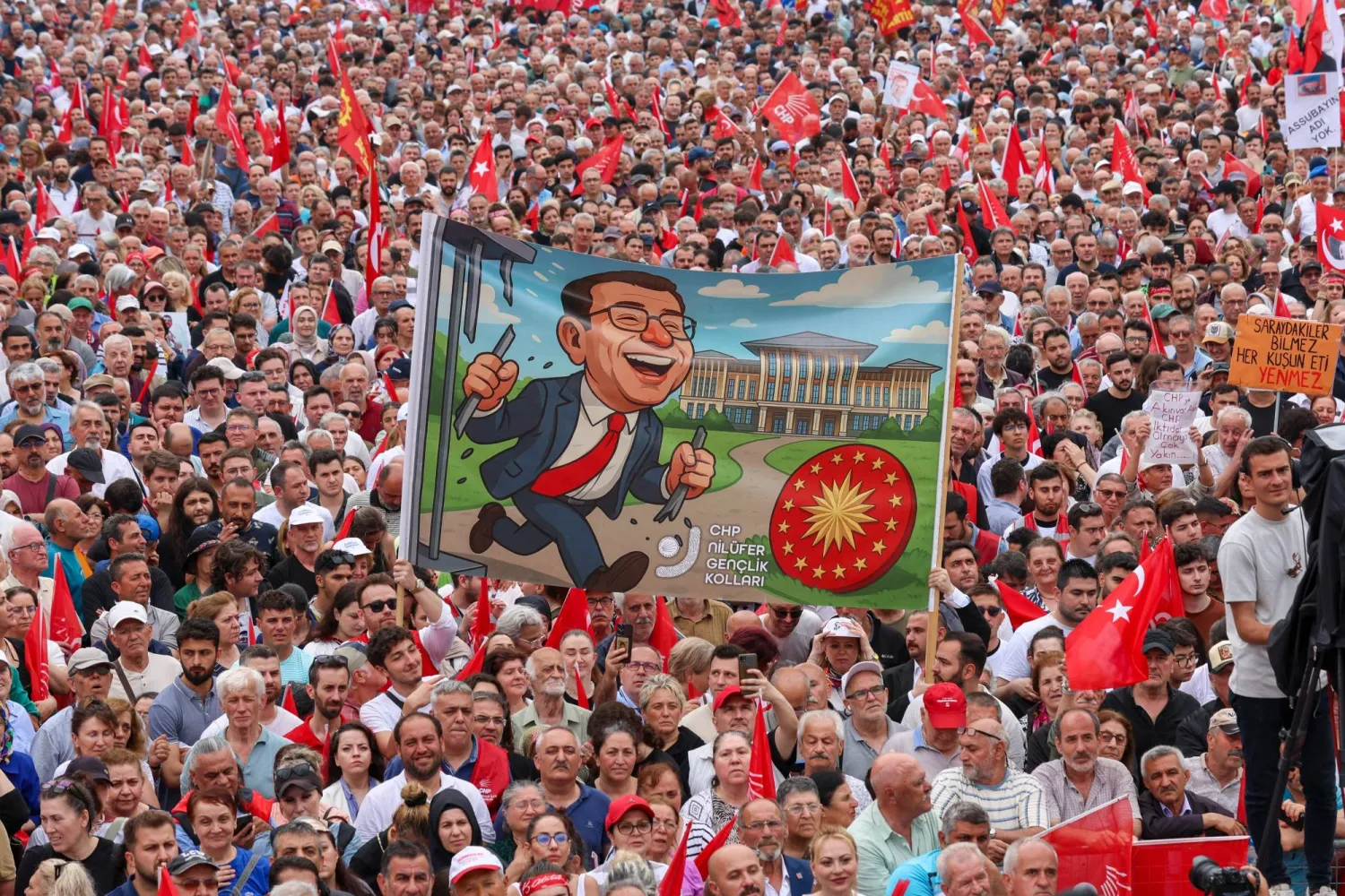 متظاهرون في مدينة بورصة غرب تركيا يحملون لافتة لرئيس بلدية إسطنبول المعقتل أكرم إمام أوغلو (حزب الشعب الجمهوري - إكس)