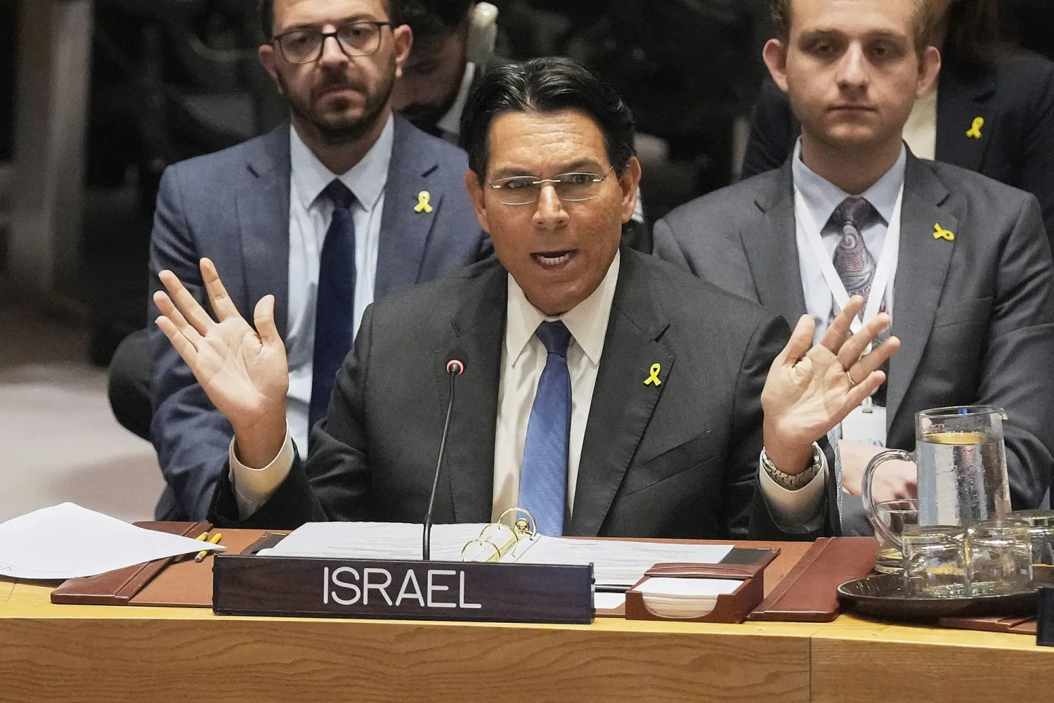 السفير الإسرائيلي لدى الأمم المتحدة داني دانون خلال جلسة لمجلس الأمن (أ.ب)