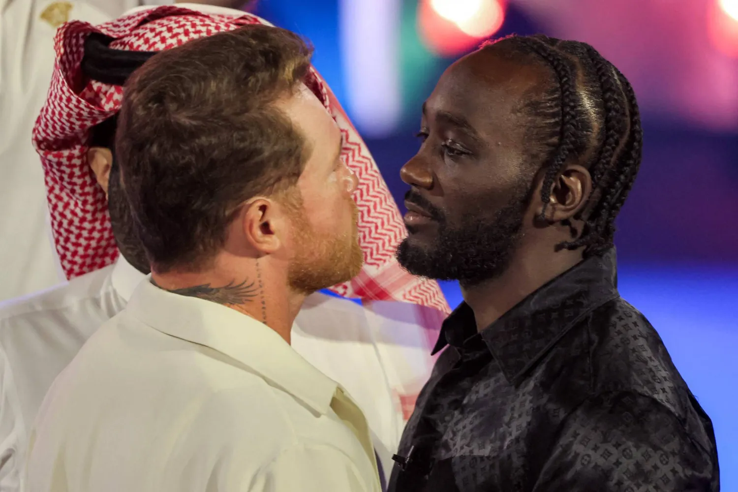 الملاكمان وجها لوجه أمام عدسات المصورين (أ.ف..ب)