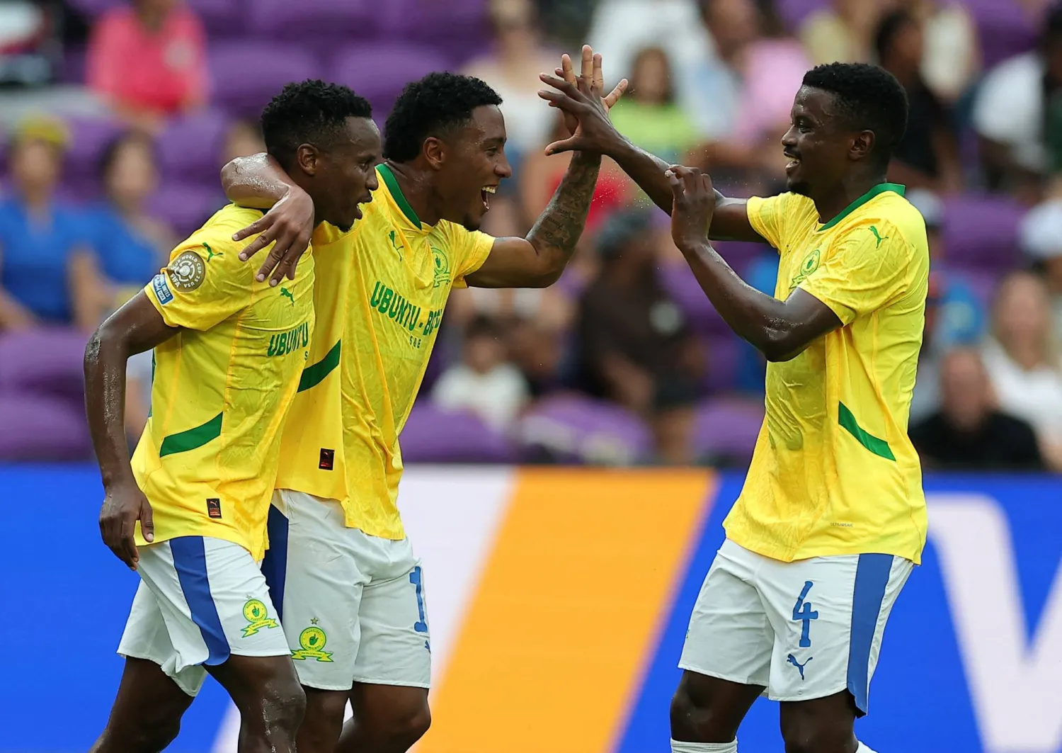 لاعبو صنداونز يحتفلون بهدفهم في مرمى أولسان (رويترز)