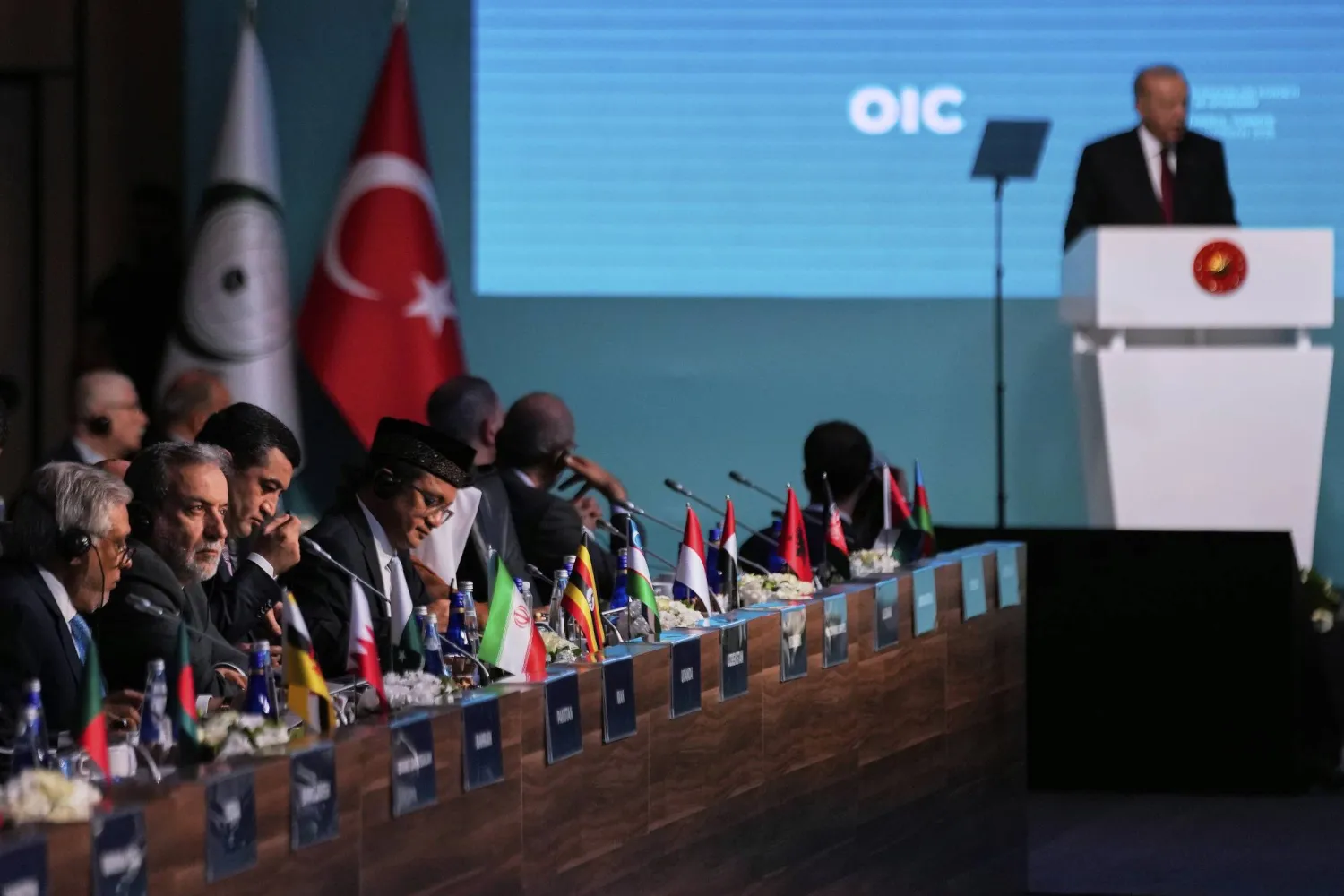 الرئيس التركي رجب طيب إردوغان يتحدث خلال اجتماع وزراء خارجية منظمة التعاون الإسلامي في إسطنبول بحضور وزير الخارجية الإيراني عباس عراقجي (أ.ب)