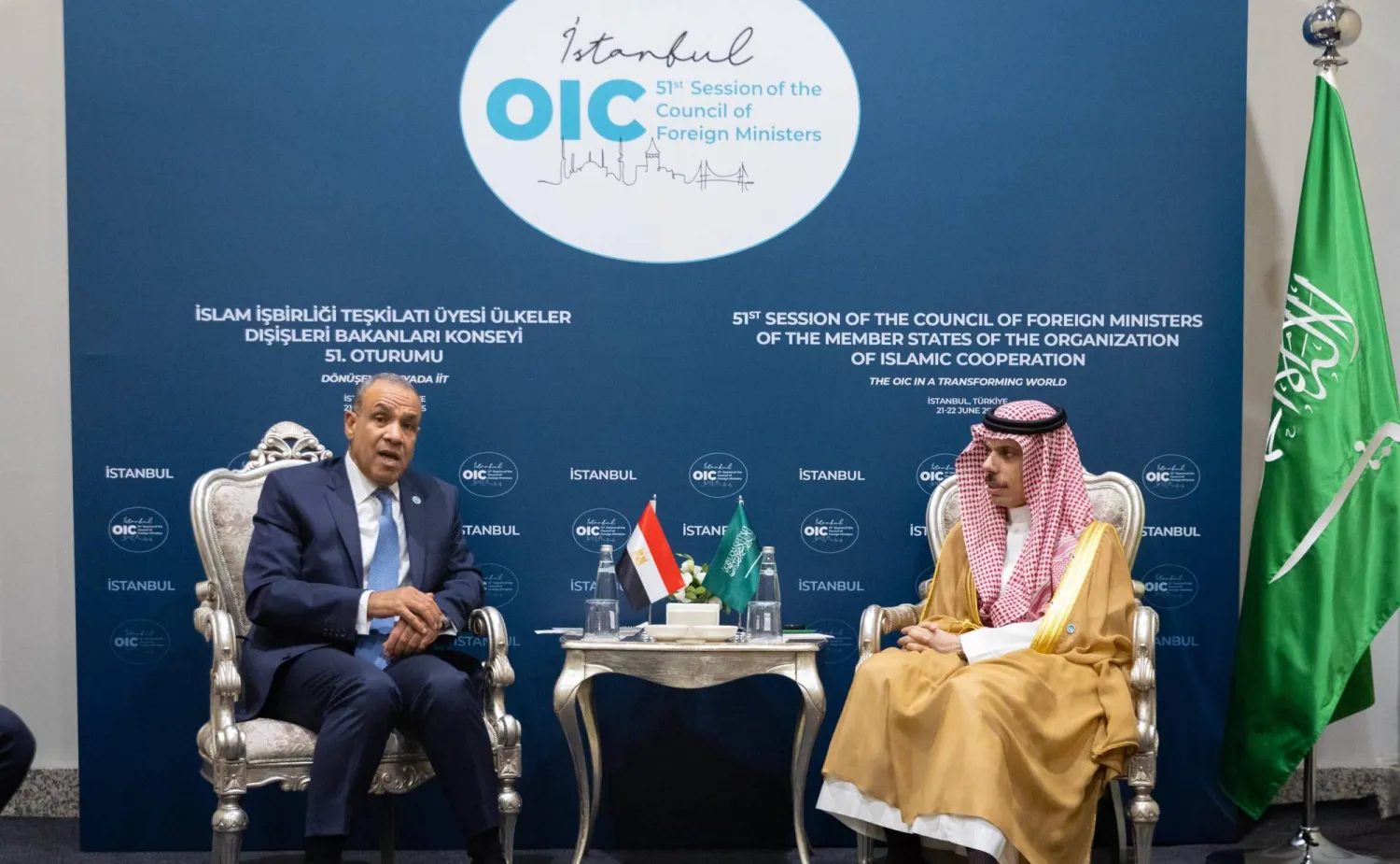 الأمير فيصل بن فرحان خلال لقائه الدكتور بدر عبد العاطي وزير الخارجية المصري في مدينة إسطنبول التركية (واس)