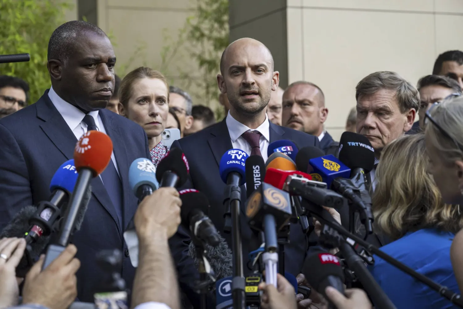 وزراء خارجية فرنسا وبريطانيا وألمانيا (وفي الصف الخلفي مسؤولة الخارجية في الاتحاد الأوروبي) يتحدثون للصحافة عقب انتهاء اجتماع في جنيف الجمعة مع وزير الخارجية الإيراني (أ.ب)