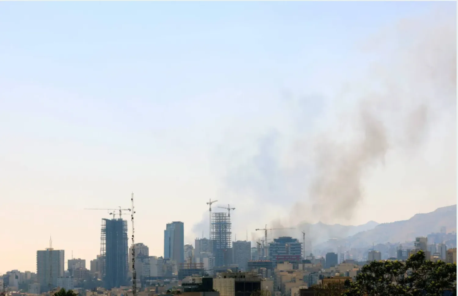 تصاعد الدخان بعد غارة جوية إسرائيلية في وسط طهران (إ.ب.أ)