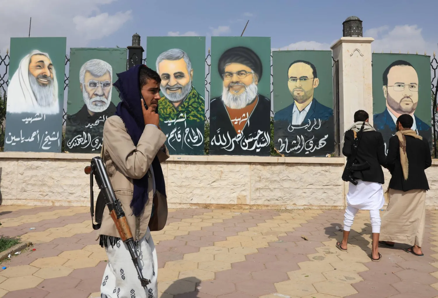 أنصار الحوثي يمررون صور شخصيات عسكرية وسياسية راحلة من جماعات موالية خلال احتجاج على الغارات الإسرائيلية على إيران في صنعاء (إ.ب.أ)