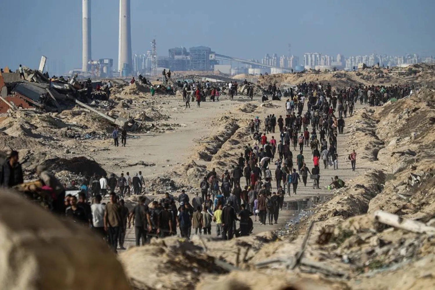 19 June 2025, Palestinian Territories, Gaza: Palestinians gather along the Coastal Road in the Al-Sudaniyya area of northern Gaza as they wait for humanitarian aid expected to arrive through the Zikim crossing on 19 June 2025. (dpa)