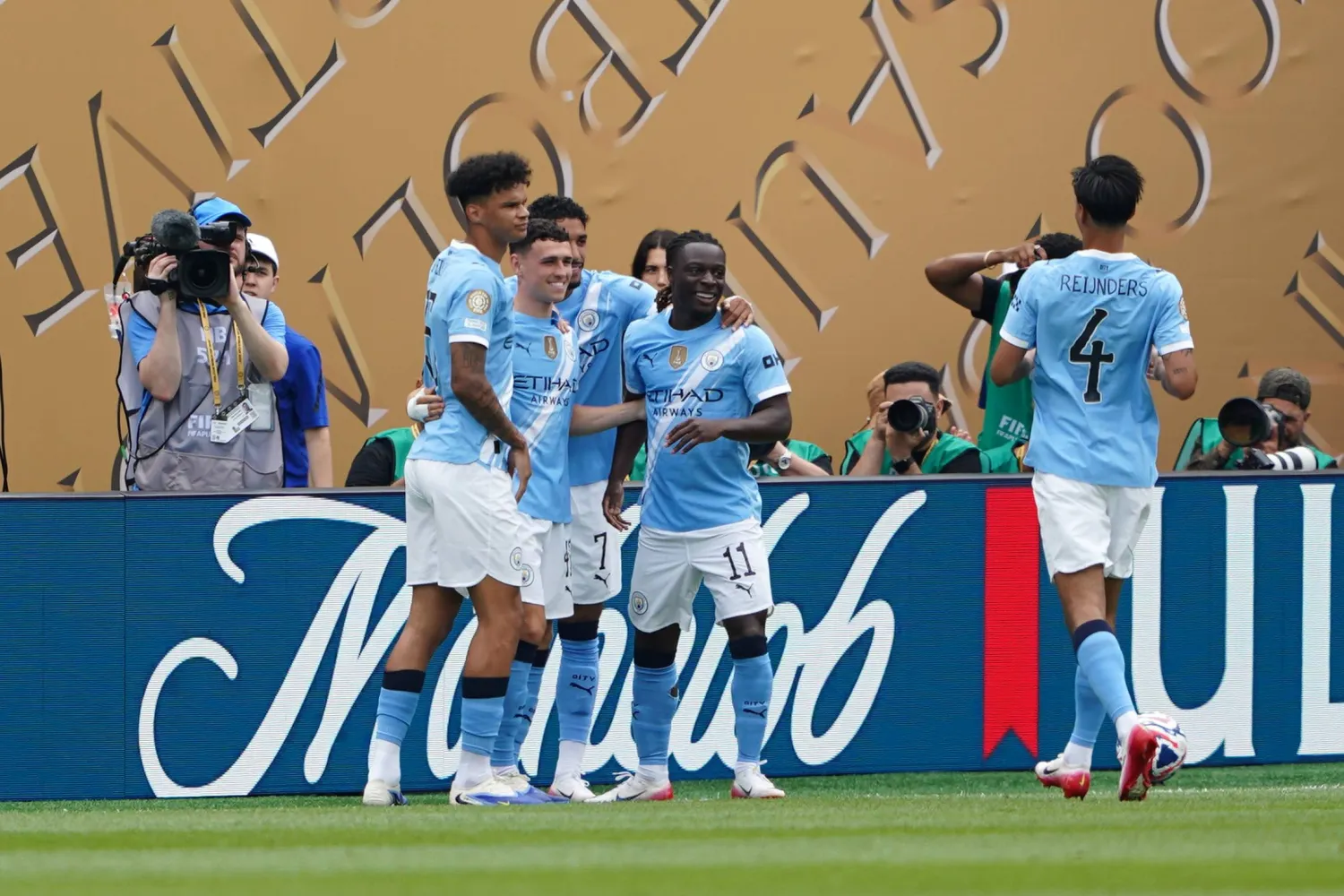 لاعب سيتي فودين وزملاؤه وفرحة هز شباك الوداد المغربي (إ.ب.أ)