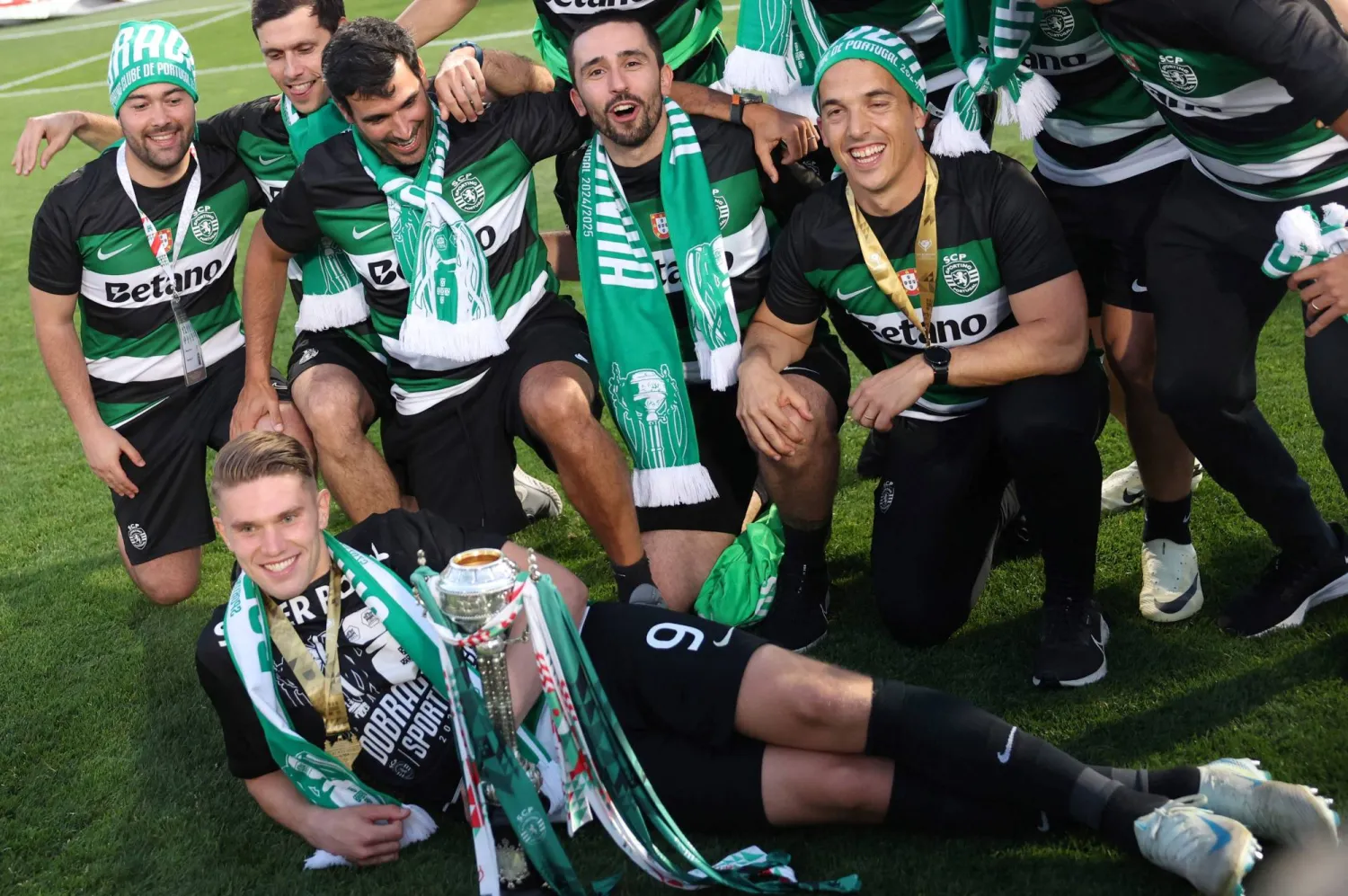 فيكتور غيوكيريس يحتضن كأس البرتغال بعد التغلب على بنفيكا (أ.ف.ب)