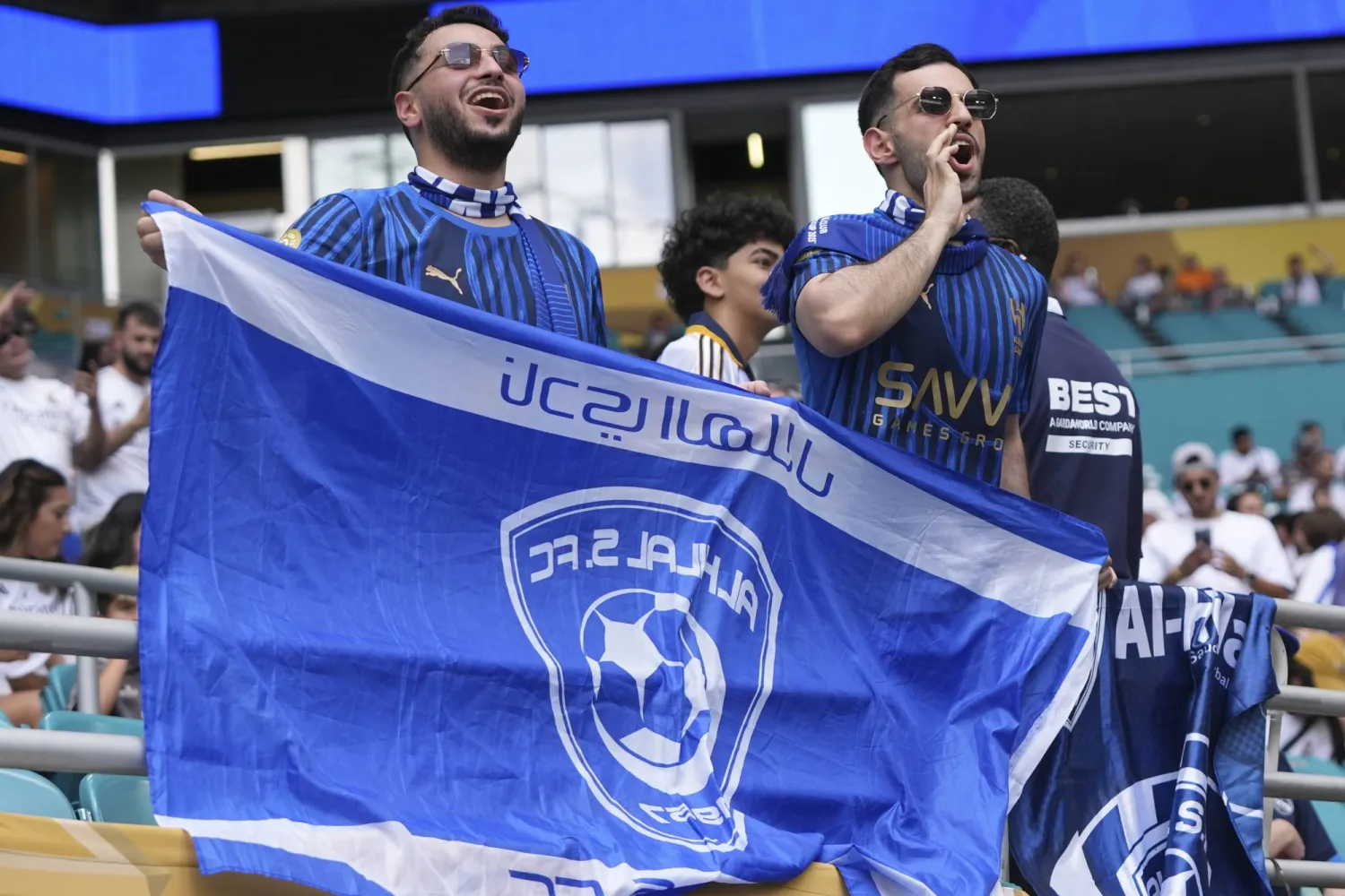 مشجعون هلاليون ساندوا فريقهم أمام الريال (أ.ب)