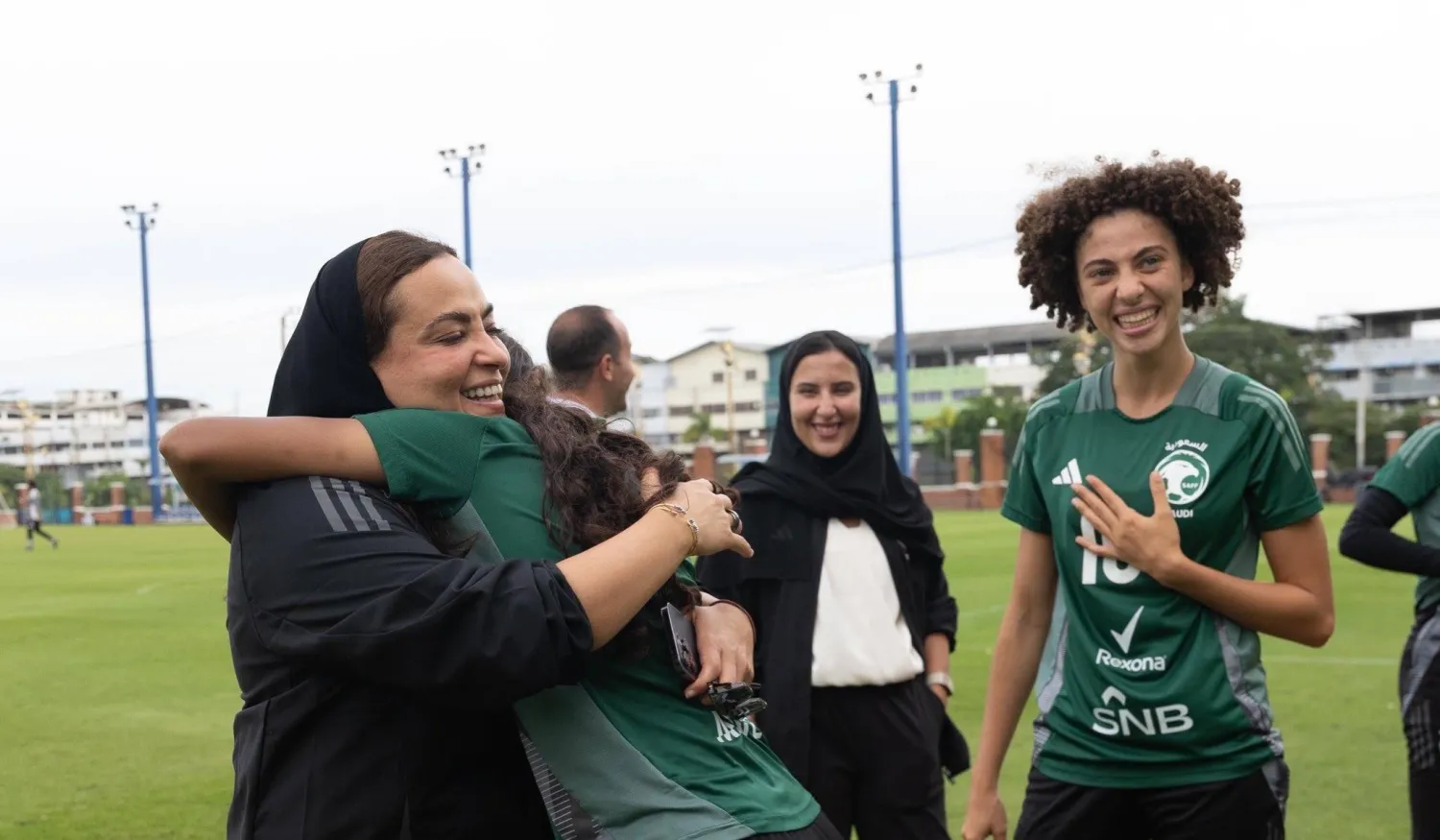 لمياء بهيان لدى لقائها لاعبات الأخضر (الشرق الأوسط)