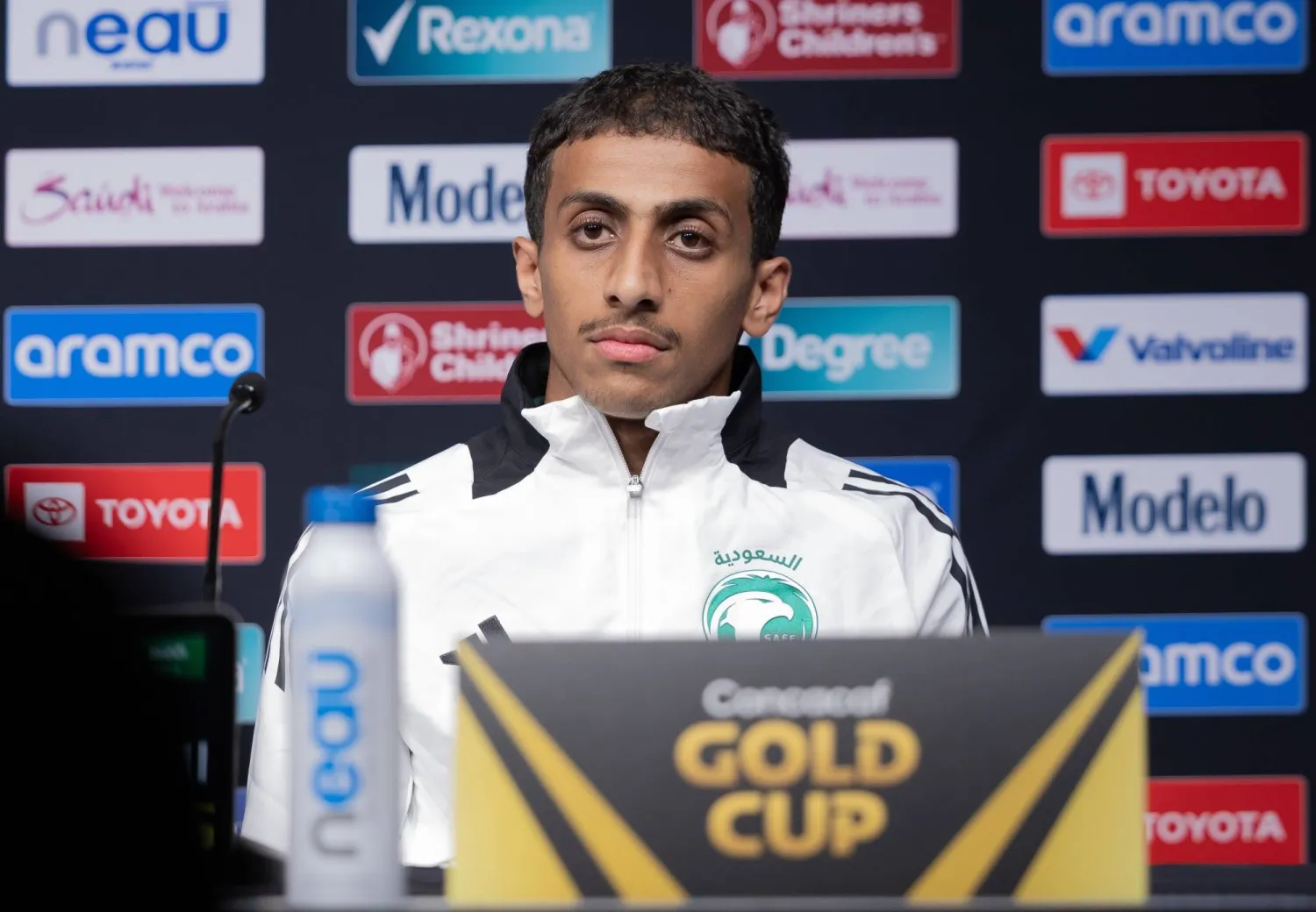 همام الهمامي قال إنهم يتعلمون من التفاصيل الصغيرة بوجود النجوم في الدوري السعودي (المنتخب السعودي)