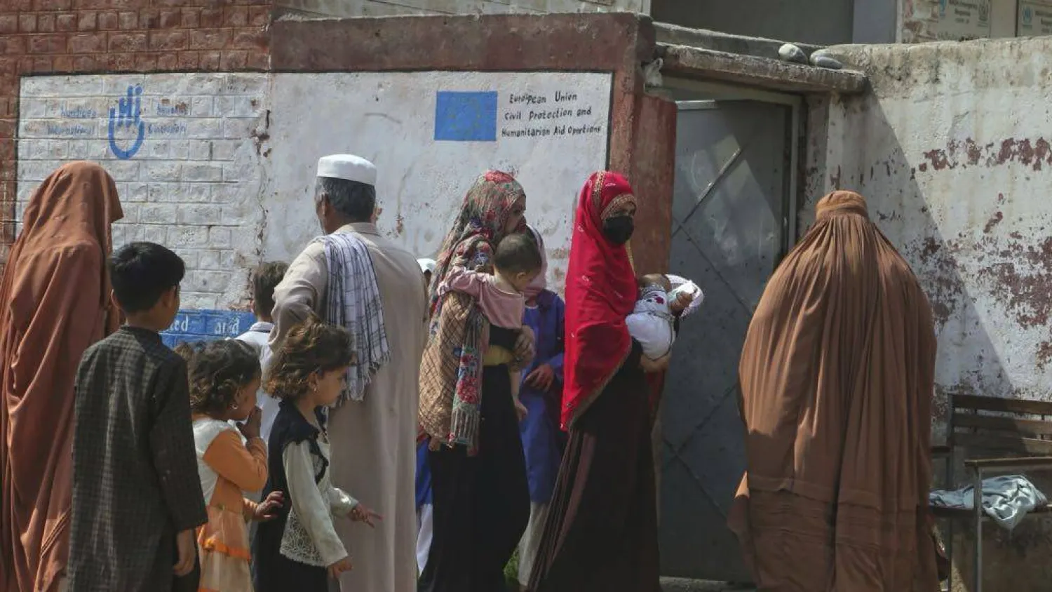 لاجئات أفغانيات يدخلن مركزاً صحياً في مخيم كابابايان للاجئين في بيشاور بباكستان... 8 أبريل 2025 (أ.ب)