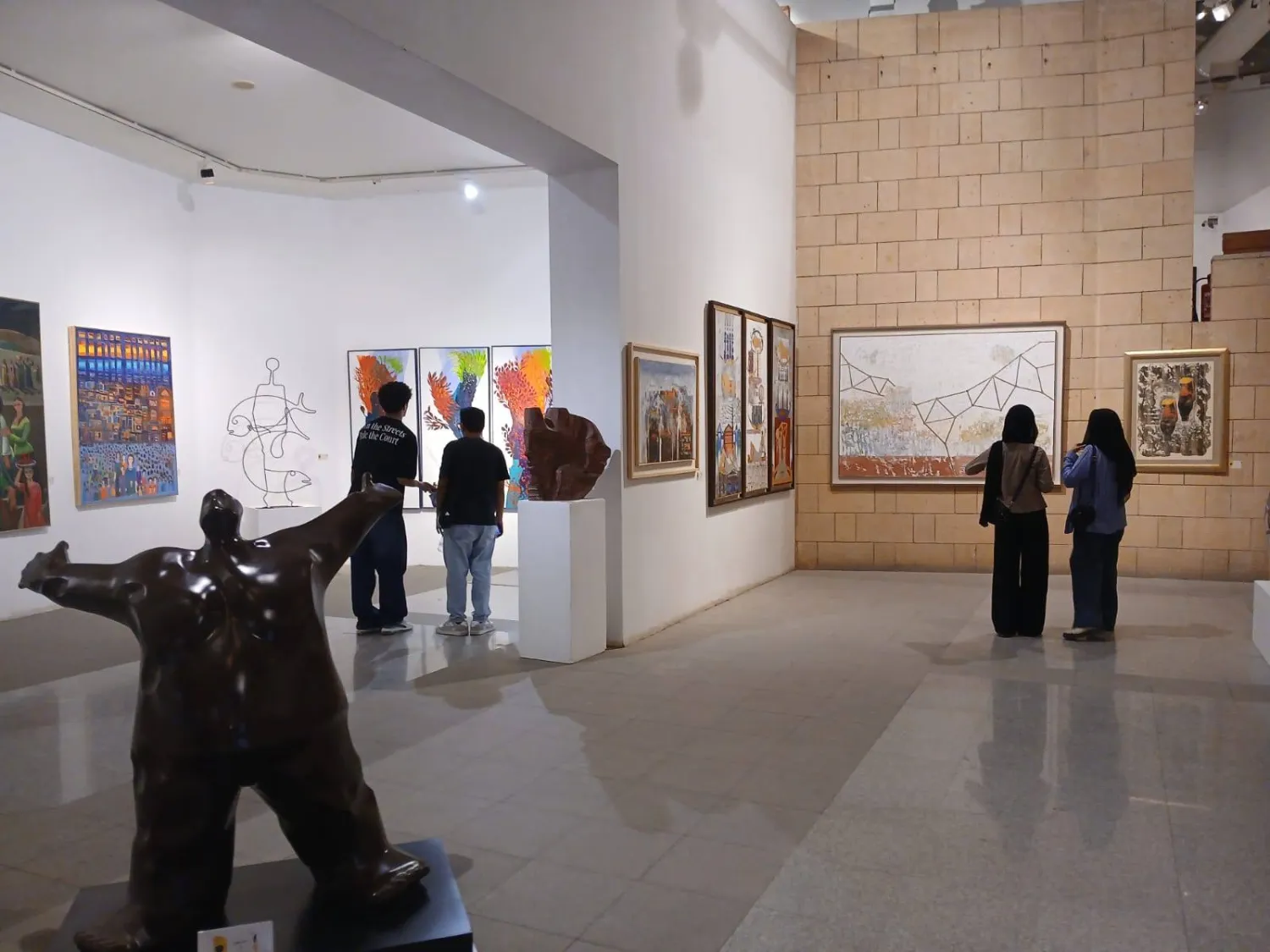 جانب من الأعمال المعروضة في بهو قصر الفنون (الشرق الأوسط)