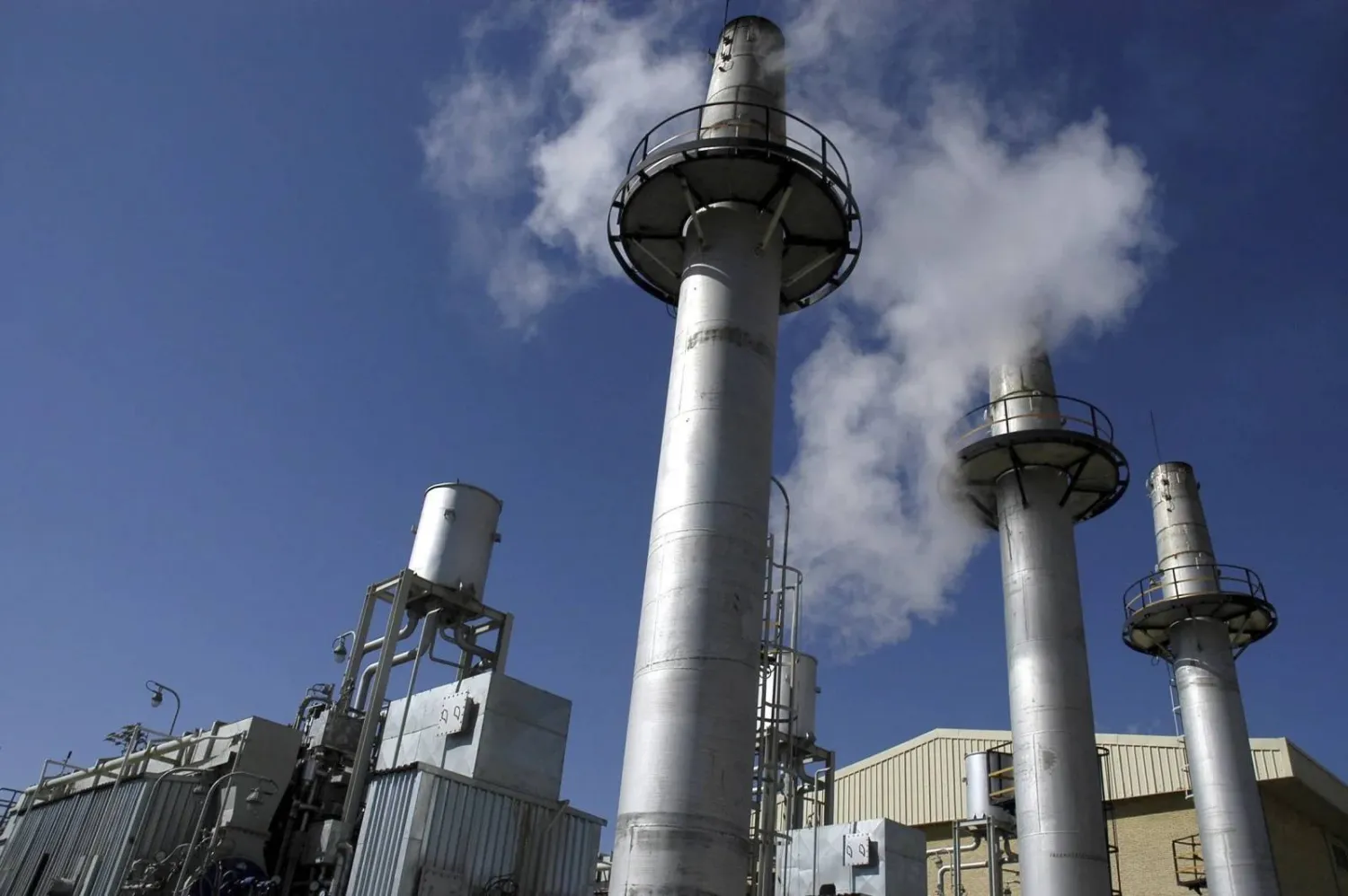 الجزء الخارجي لمنشأة «آراك» لإنتاج الماء الثقيل في إيران يوم 27 أكتوبر 2004 (أ.ب)