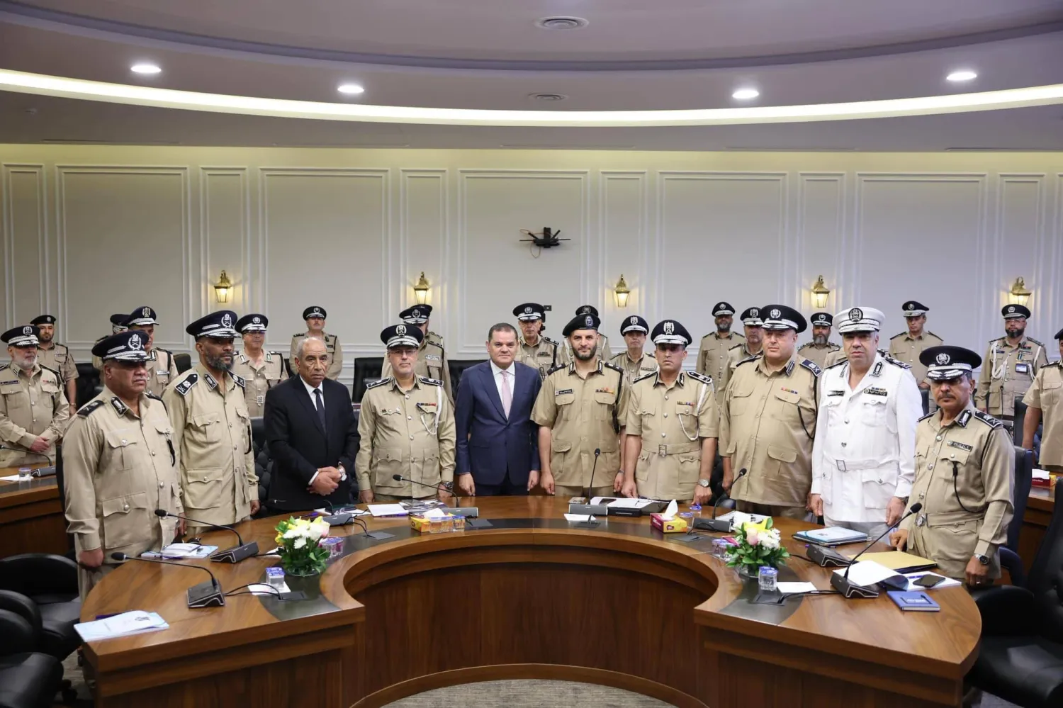 رئيس حكومة «الوحدة» عبد الحميد الدبيبة خلال اجتماع أمني سابق لمتابعة تنفيذ «خطة الترتيبات الأمنية الجديدة» في العاصمة (حكومة الوحدة)