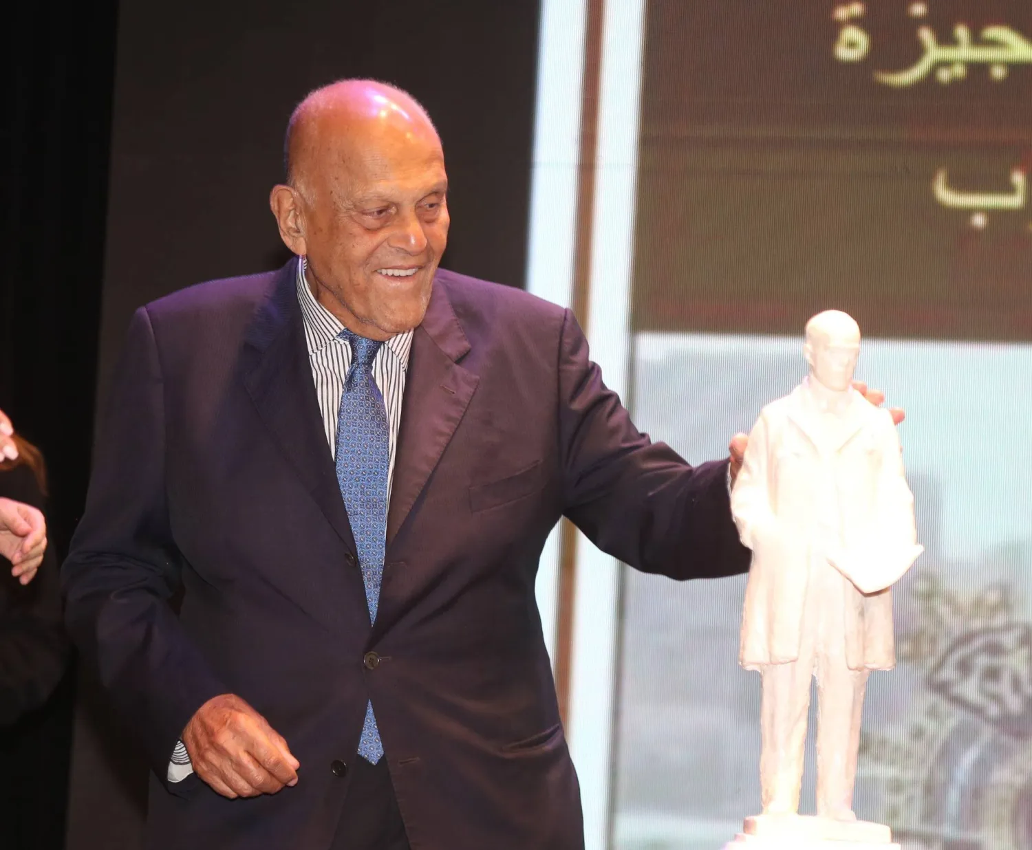 يعقوب مع نموذج من تمثاله (وزارة الثقافة المصرية)