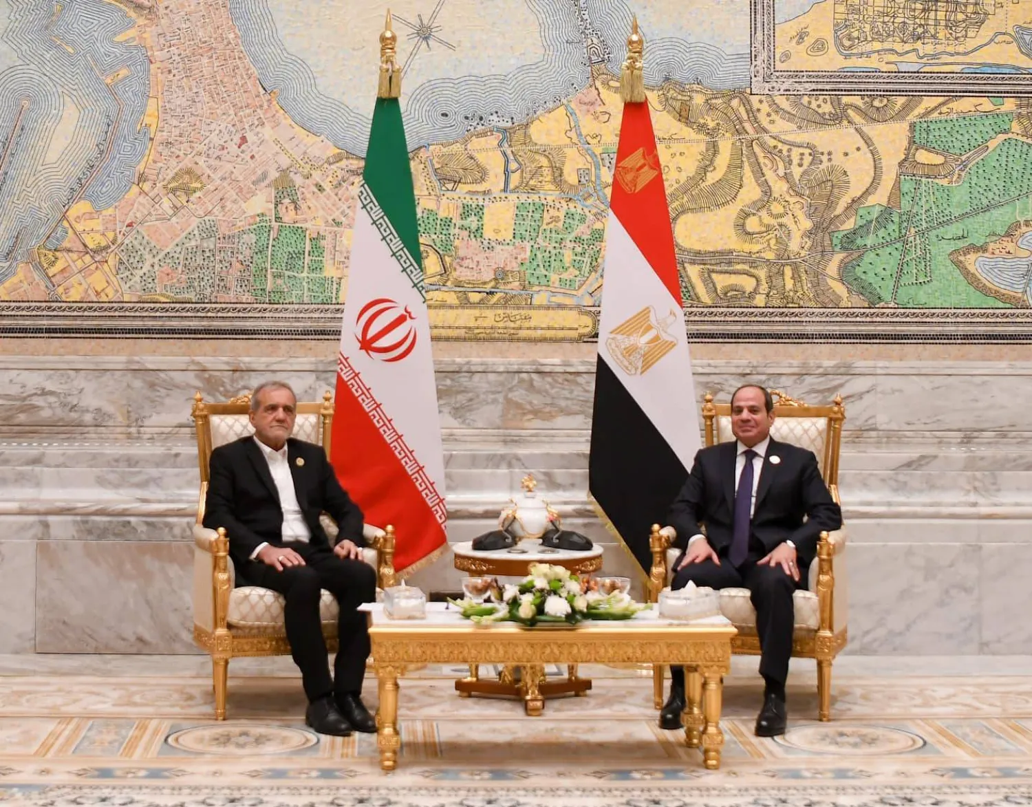 السيسي يلتقي بزشكيان على هامش «قمة الدول الثماني النامية للتعاون الاقتصادي» بالقاهرة ديسمبر الماضي (الرئاسة المصرية)