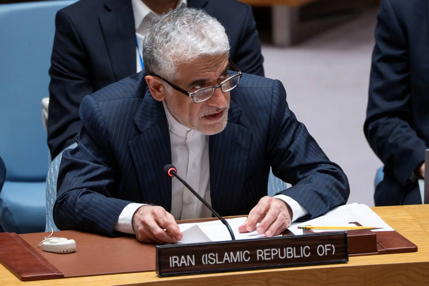 ممثل إيران في الأمم المتحدة أمير سعيد إيرواني يتحدث  خلال اجتماع لمجلس الأمن في أعقاب الهجوم الأميركي على المواقع النووية الإيرانية (رويترز)